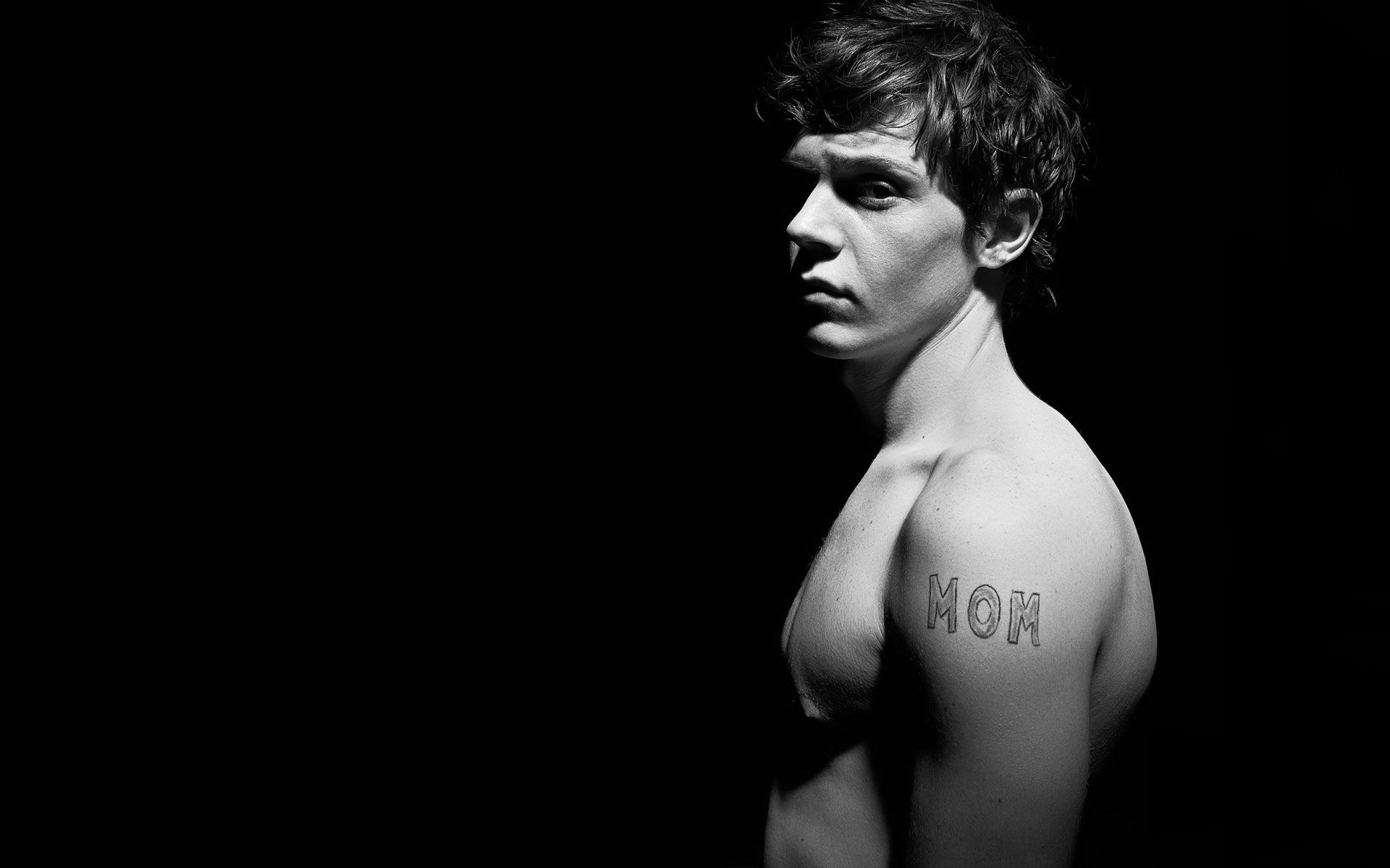 Evan Peters ritratto scuro, 1332x850 HD, Desktop