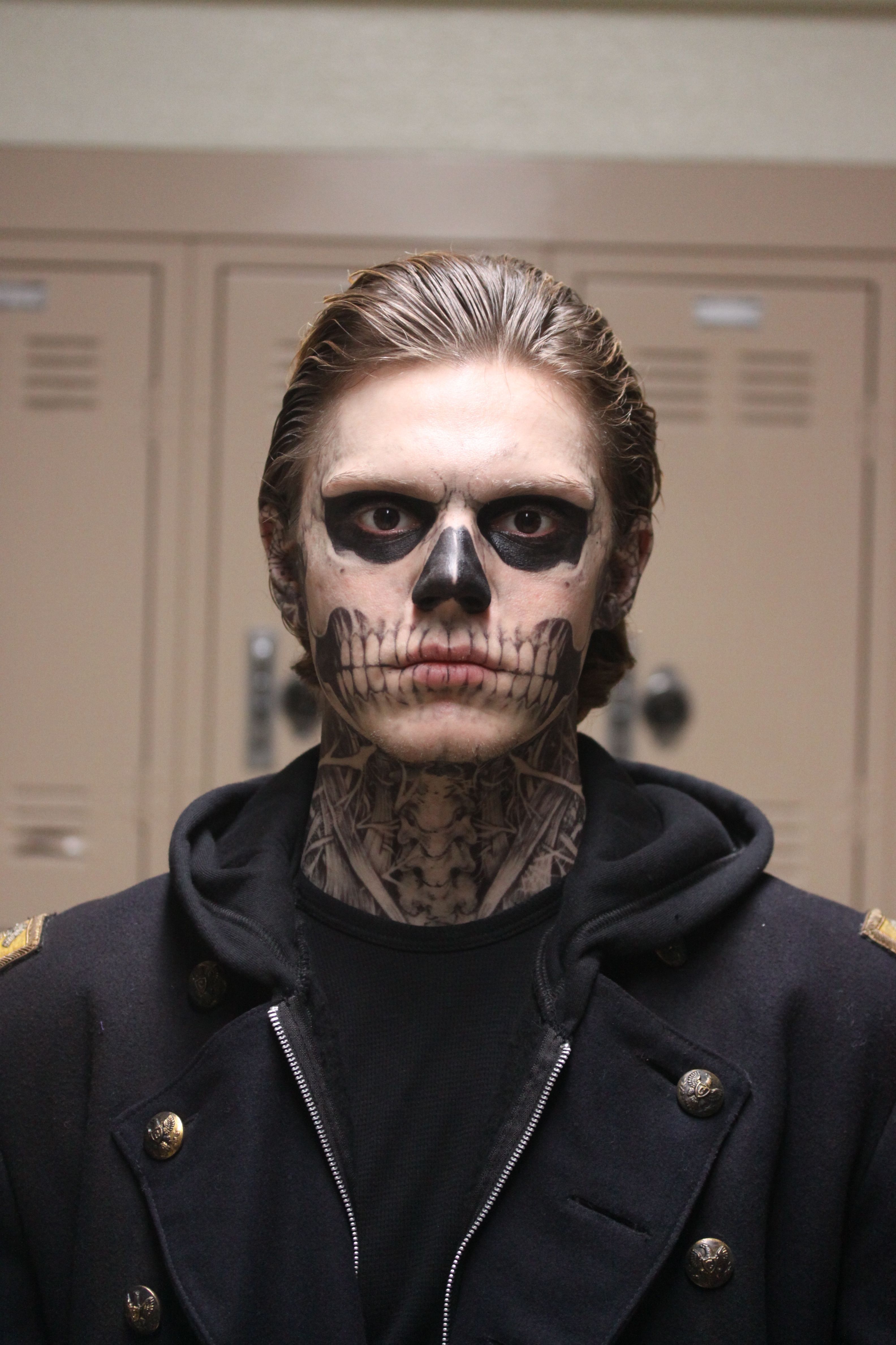 Evan Peters trucco teschio, 3168x4752 Verticale, POCO