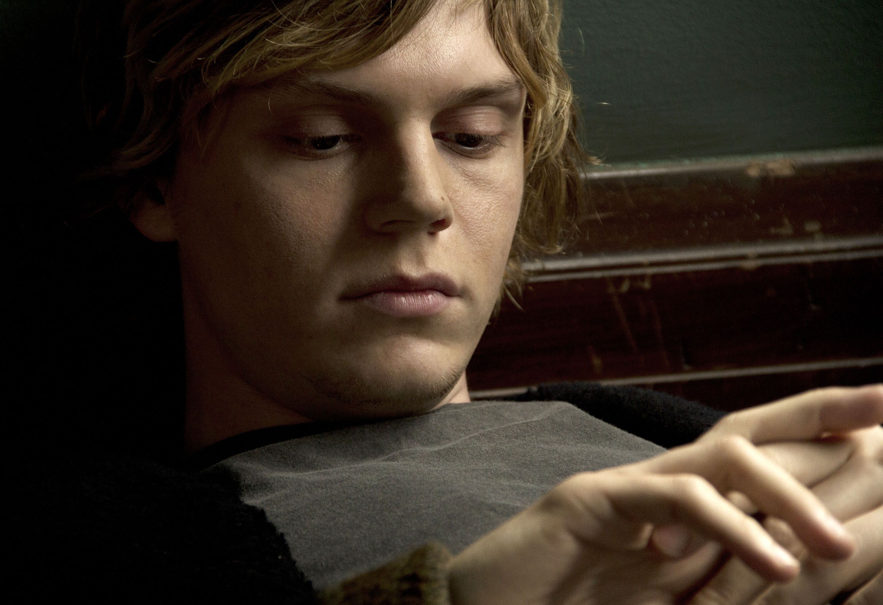 Evan Peters ritratto bianco e nero, 1920x1200 Full HD+, Laptop