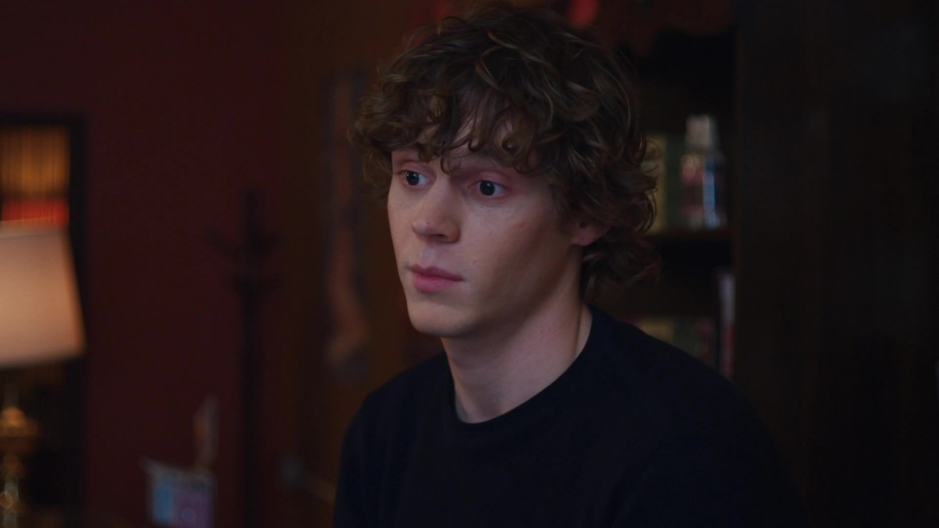 American Horror Story, Evan Peters seduto, 1332x850 HD, Desktop