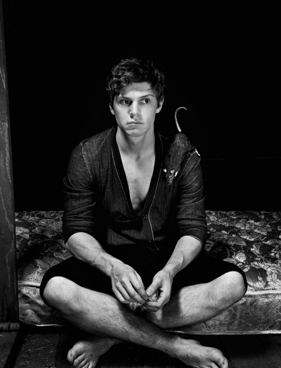 Evan Peters seduto scuro, 918x1200 Full HD Verticale, Smartphone