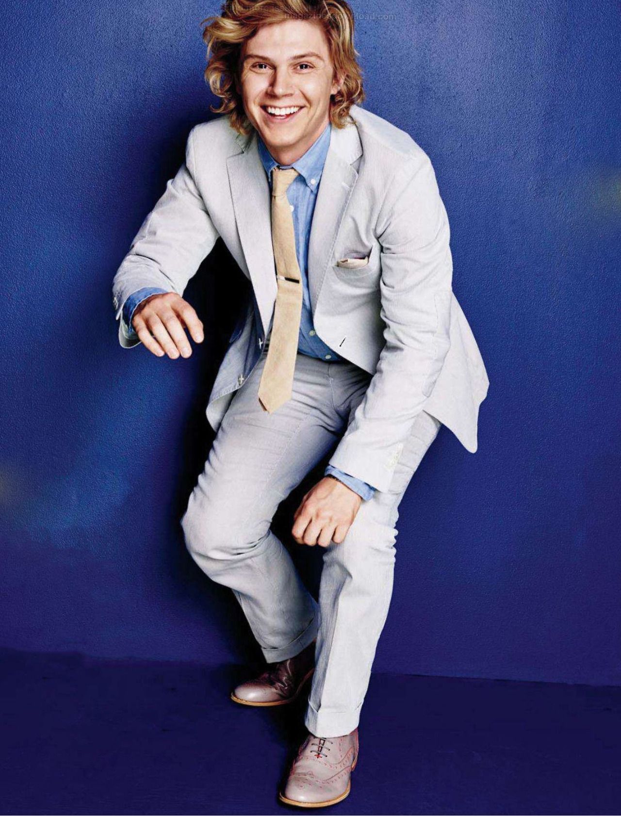 Evan Peters in abito grigio, 1280x1682 Verticale, Telefono