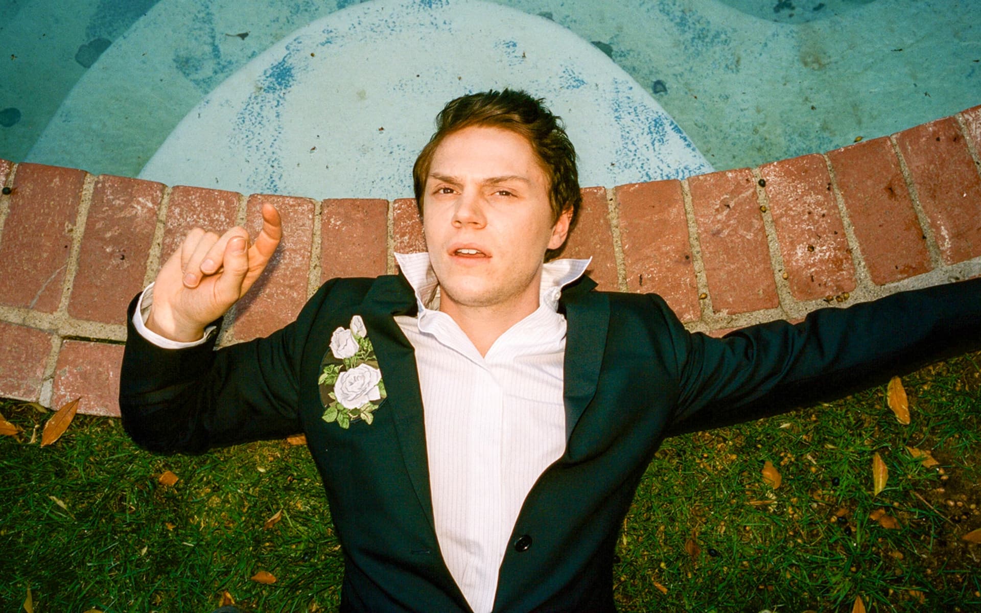 Evan Peters ritratto interno, 1800x1194 HD Ready, Desktop