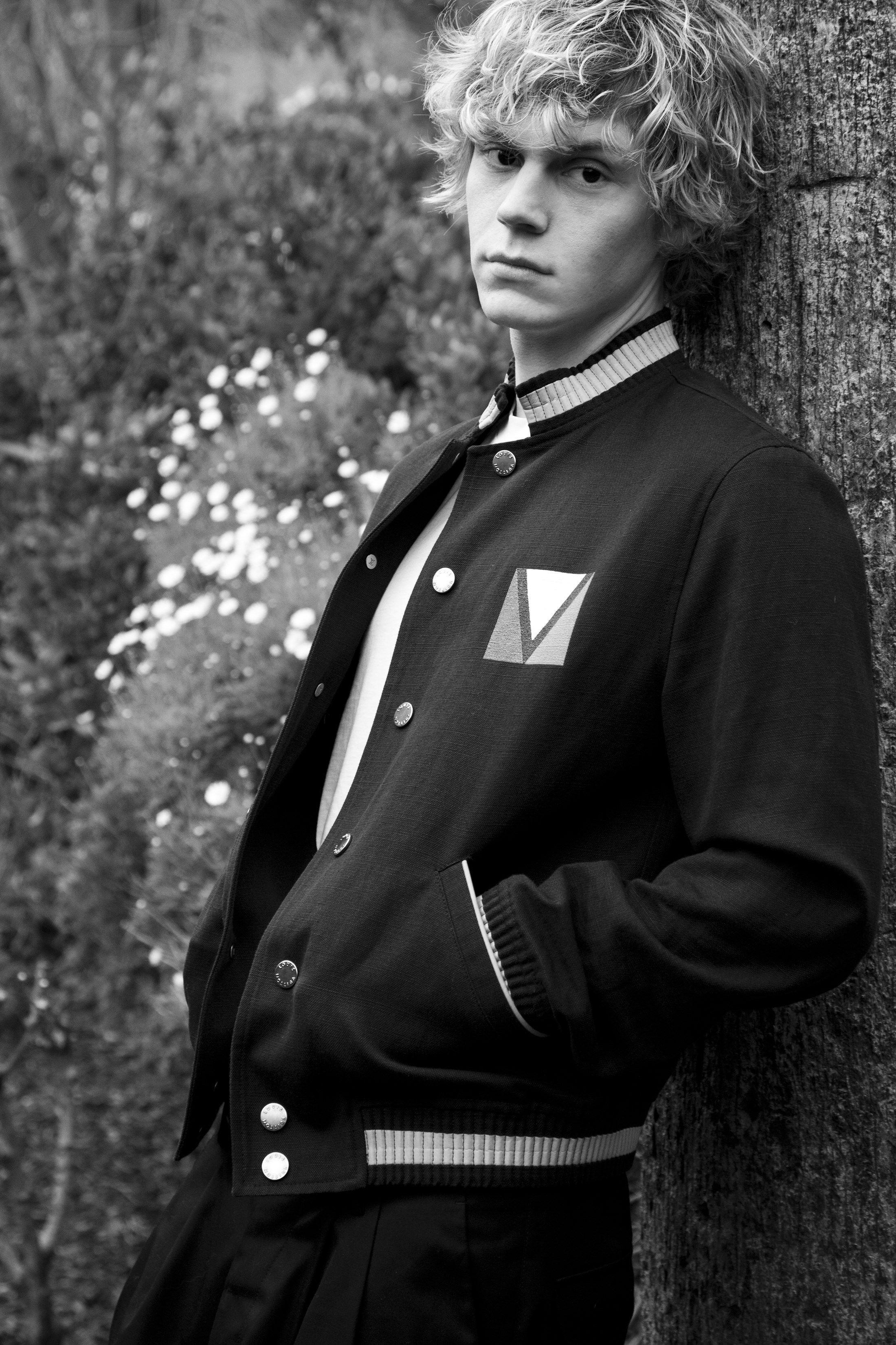 Uomo biondo giacca varsity, 1536x2048 Verticale, Telefono