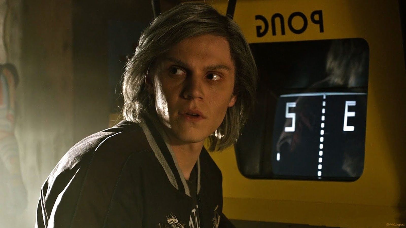 Evan Peters con coperta seduto, 3000x1816 2K+, Desktop