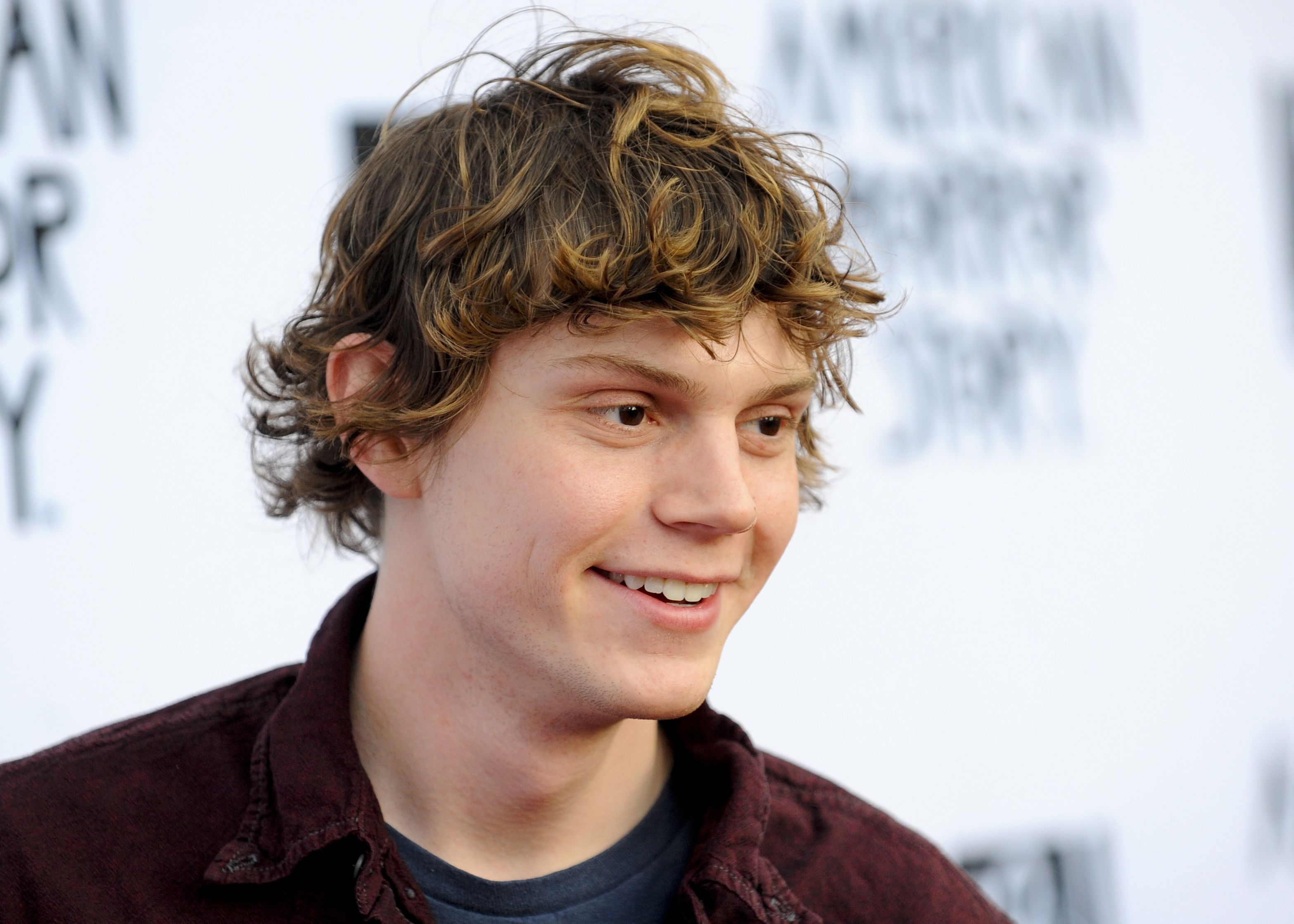 Evan Peters gesto pistola, 1920x1080 1080p, PC