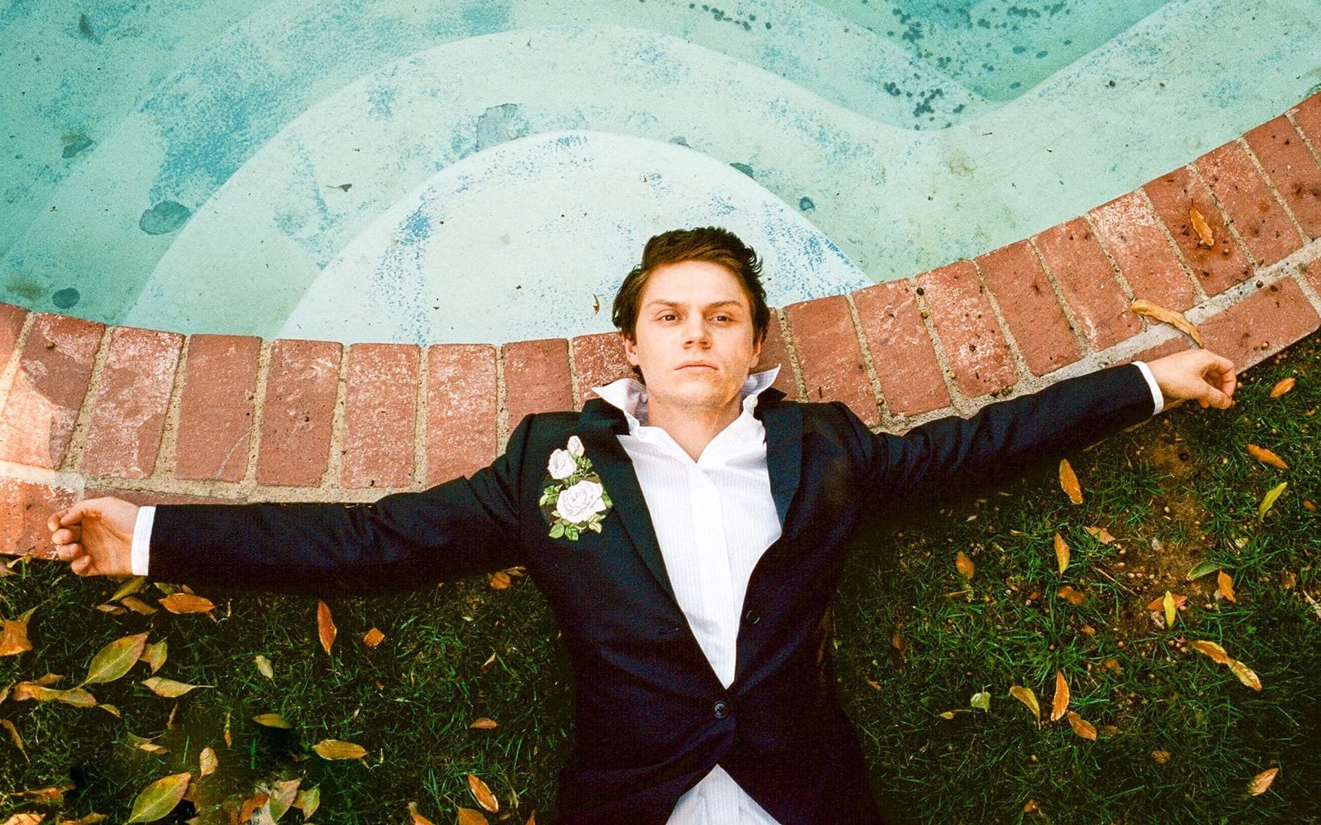 Evan Peters trucco teschio, 1242x2208 Verticale, Mobile
