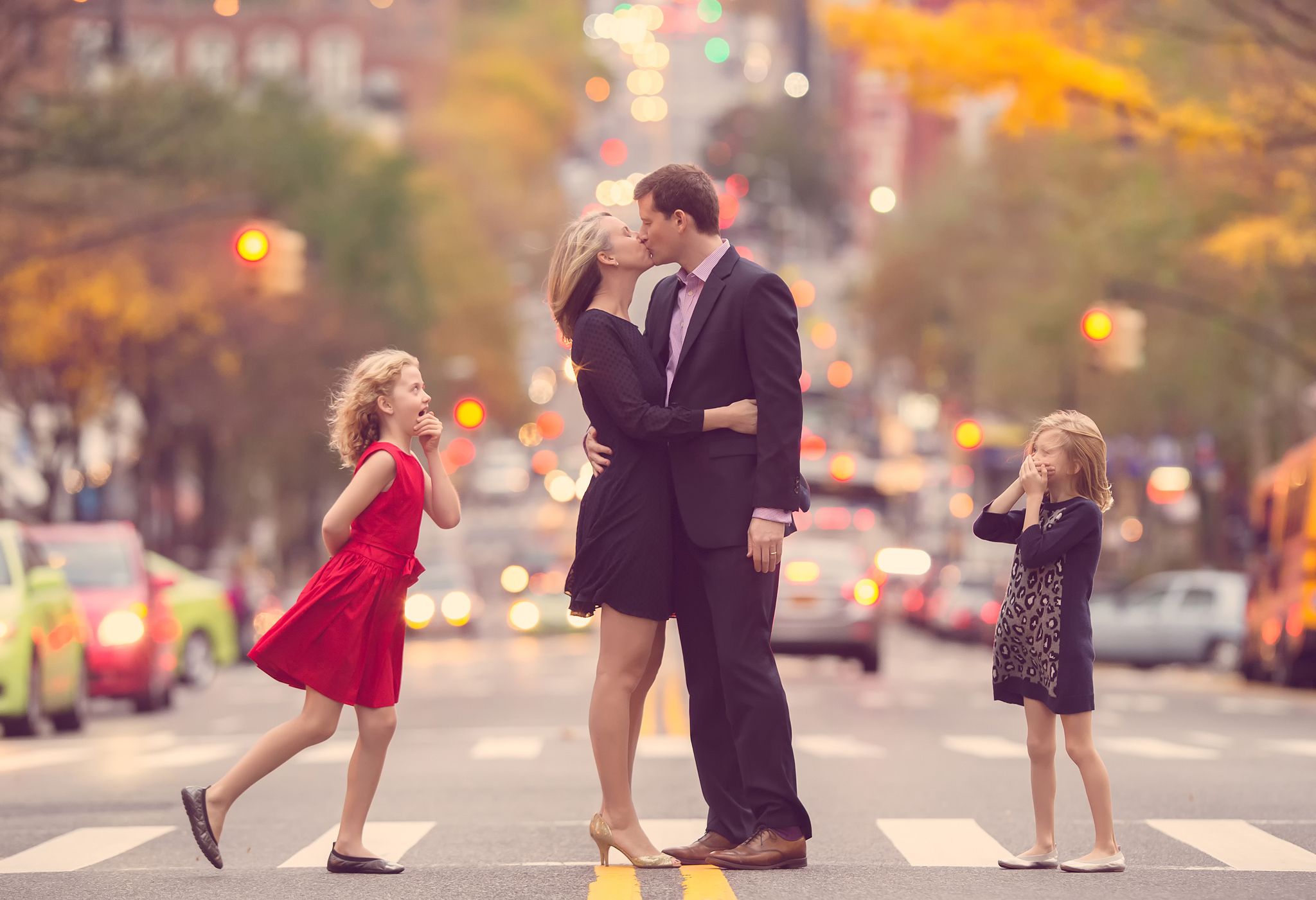 Famiglia bacio strada urbana, 2048x1401 2K, Desktop