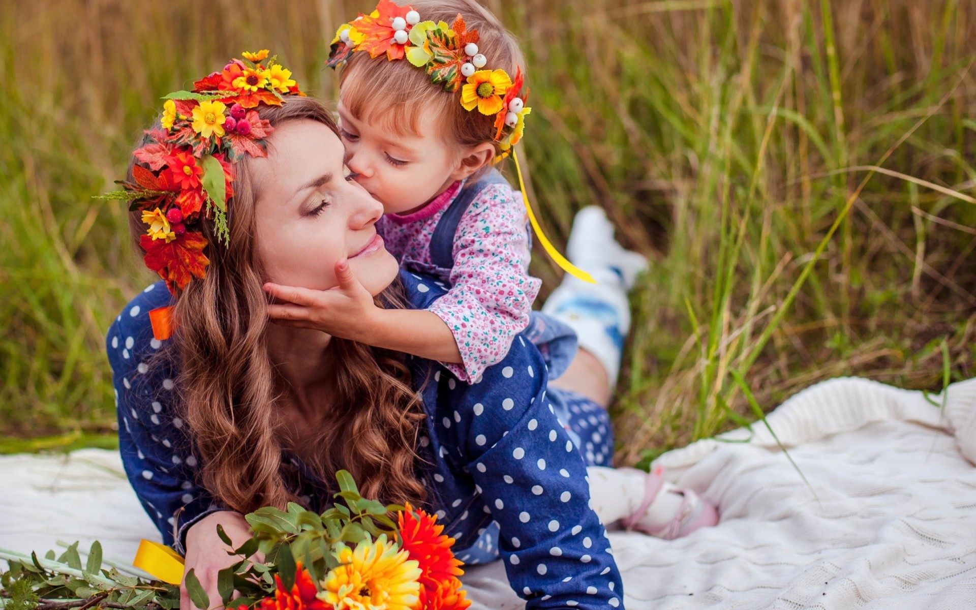 Madre e figlia con corone floreali, 1920x1200 Full HD+ WUXGA, Desktop
