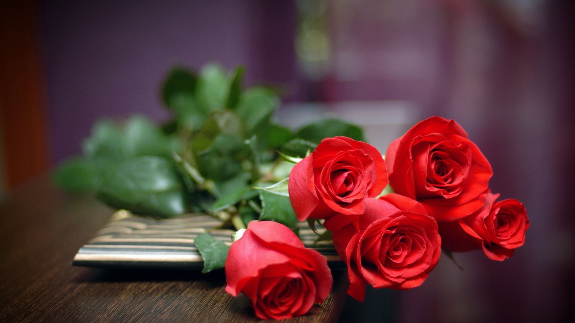 Rose rosse su libro, 1920x1080 Full HD, Laptop