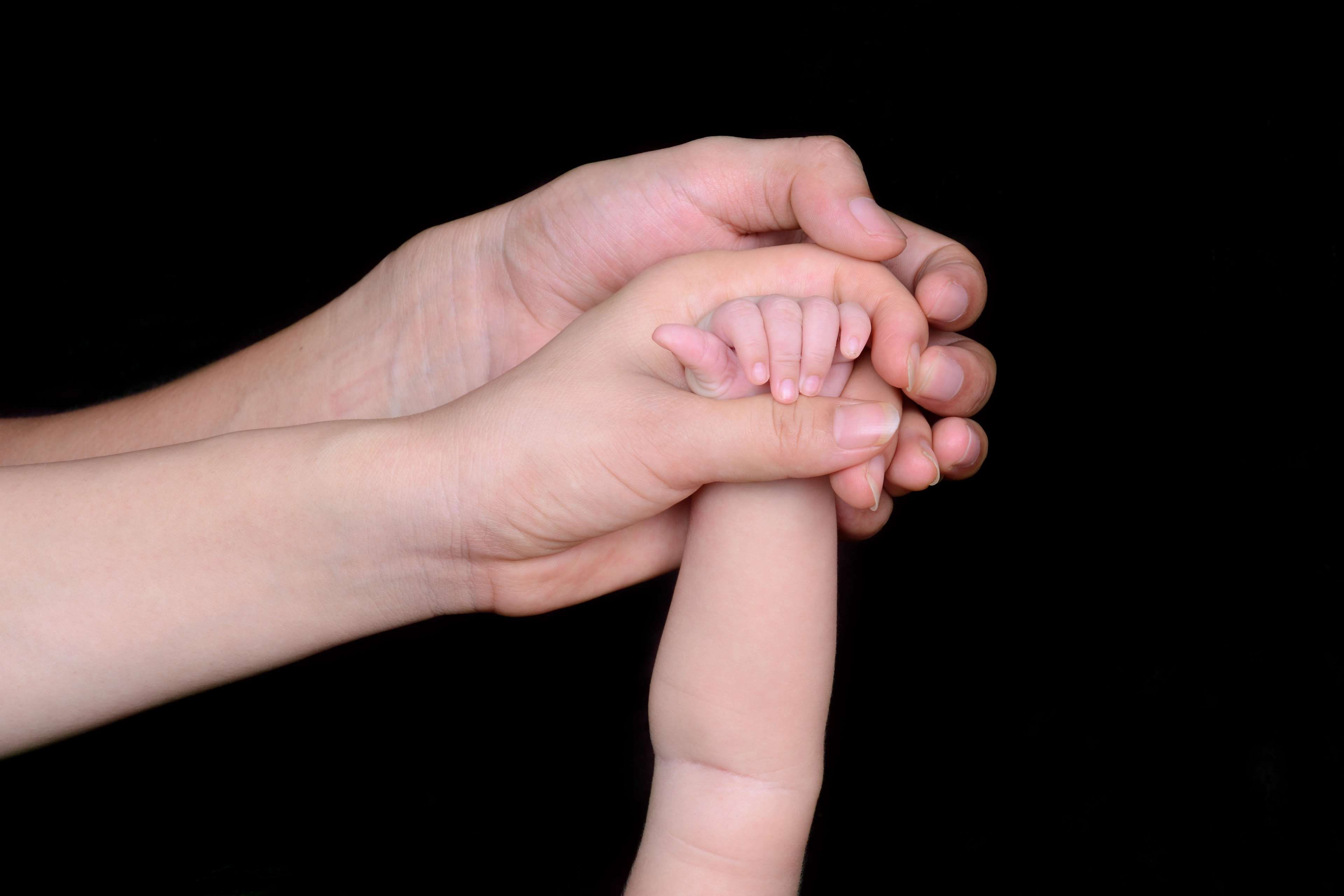 Mani adulto e bambino intrecciate, 3840x2560 UHD, Monitor 4K