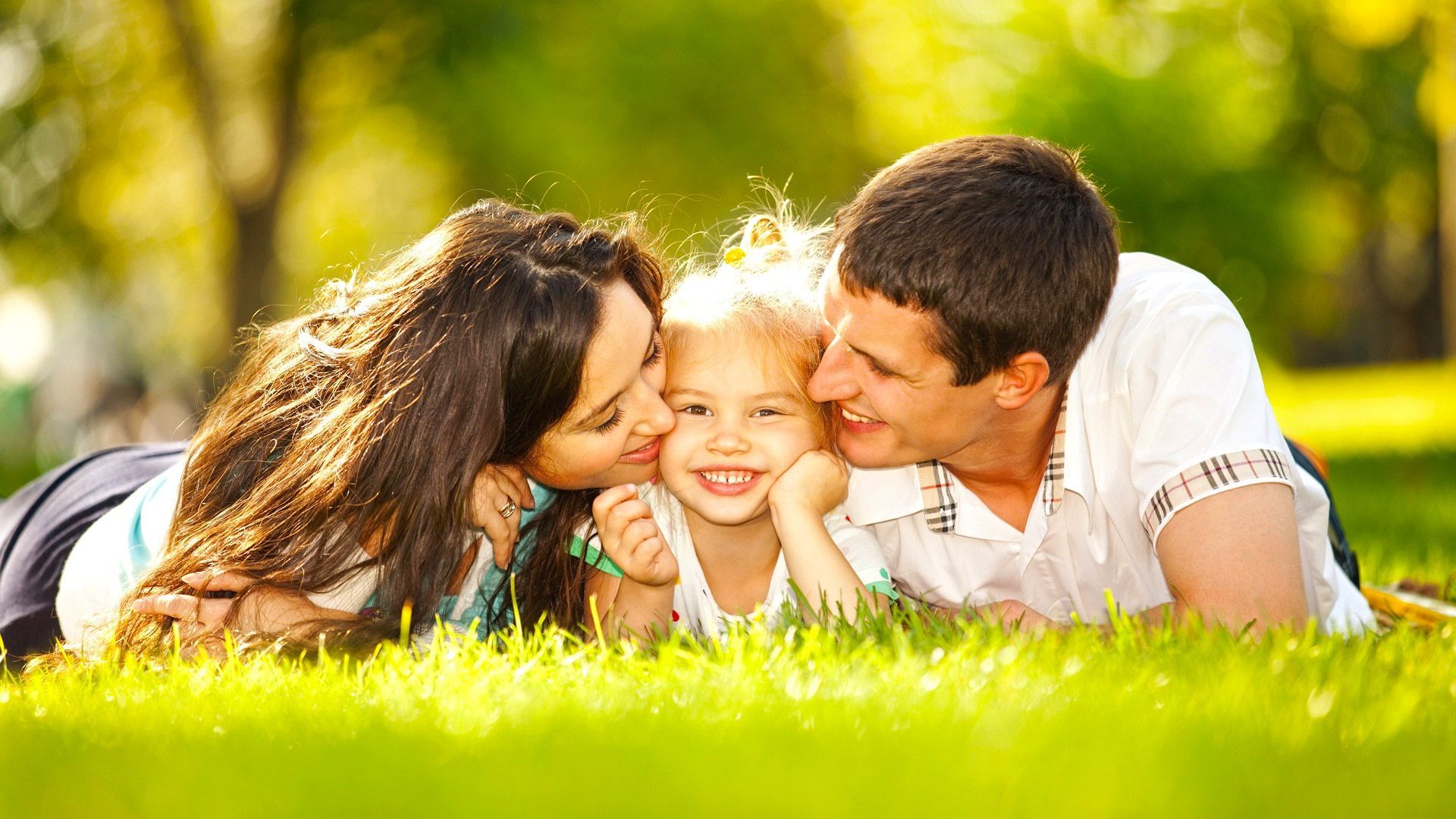Famiglia felice sdraiata sull'erba, 1920x1080 Full HD, PC Desktop