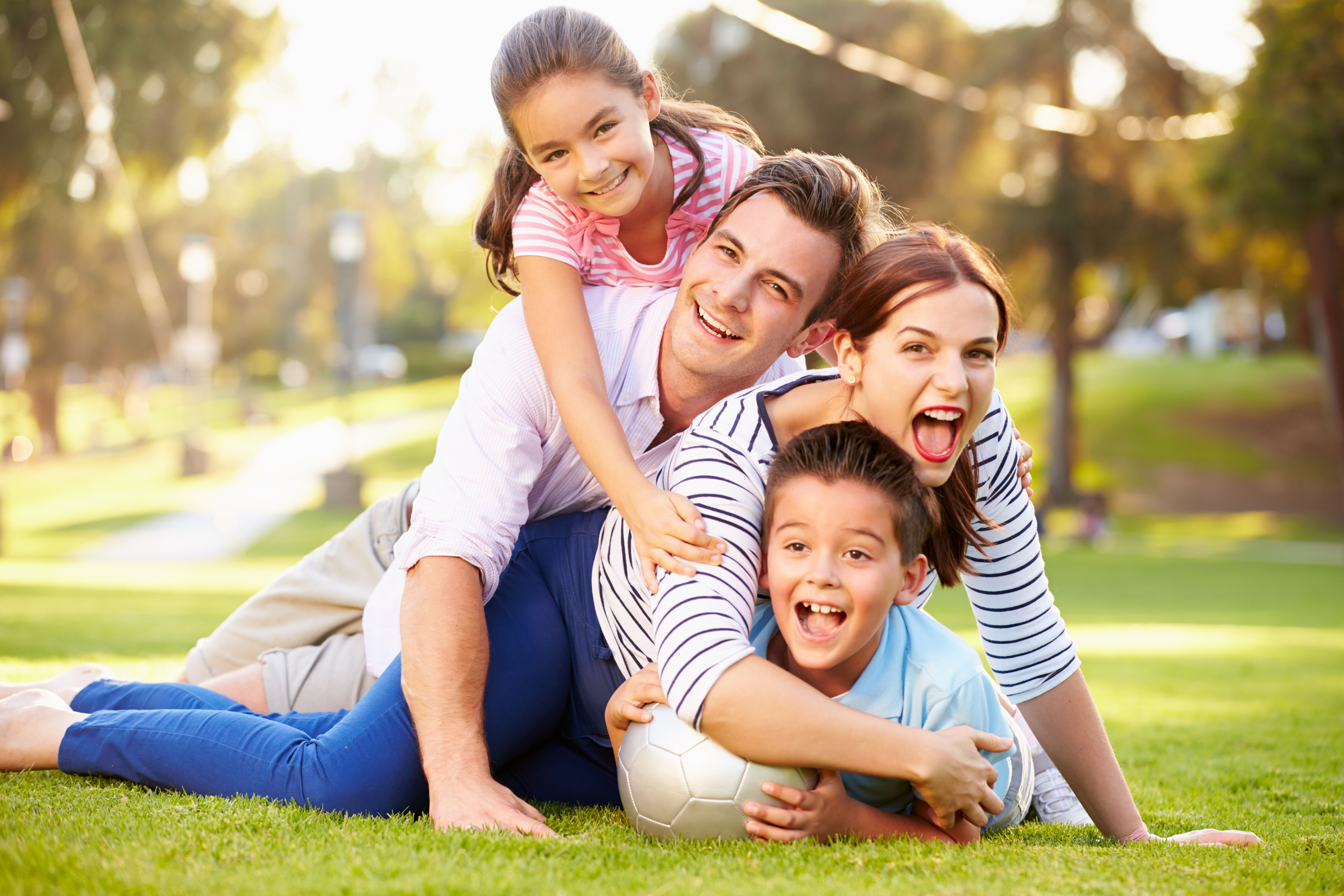 Famiglia sdraiata sull'erba sorridente, 5000x3333 4K Ultra HD, Monitor 4K