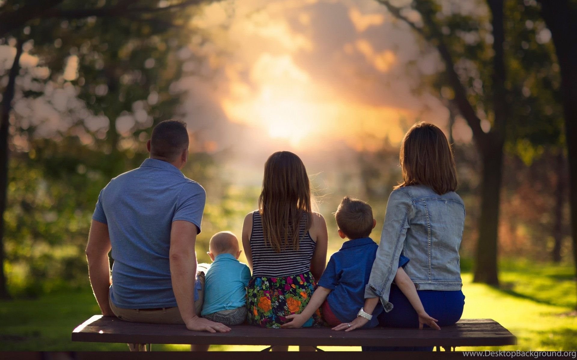 Famiglia seduta su panchina tramonto, 1920x1200 WUXGA, iMac