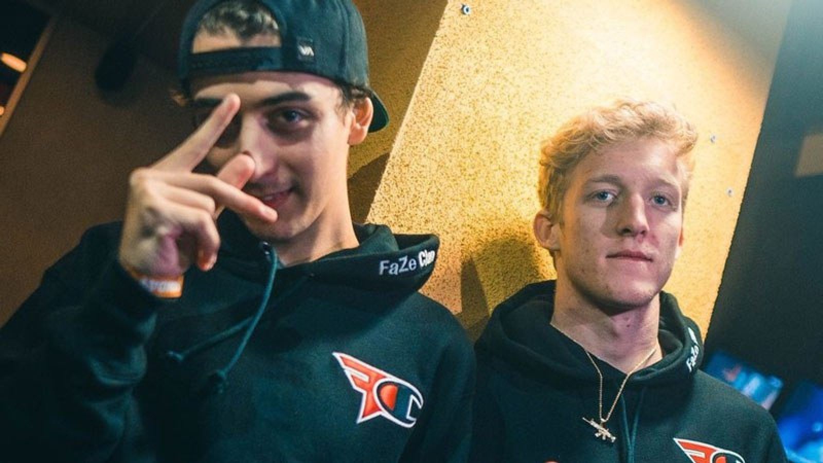 Tfue seduto su marciapiede, 1200x1500 Verticale, Android