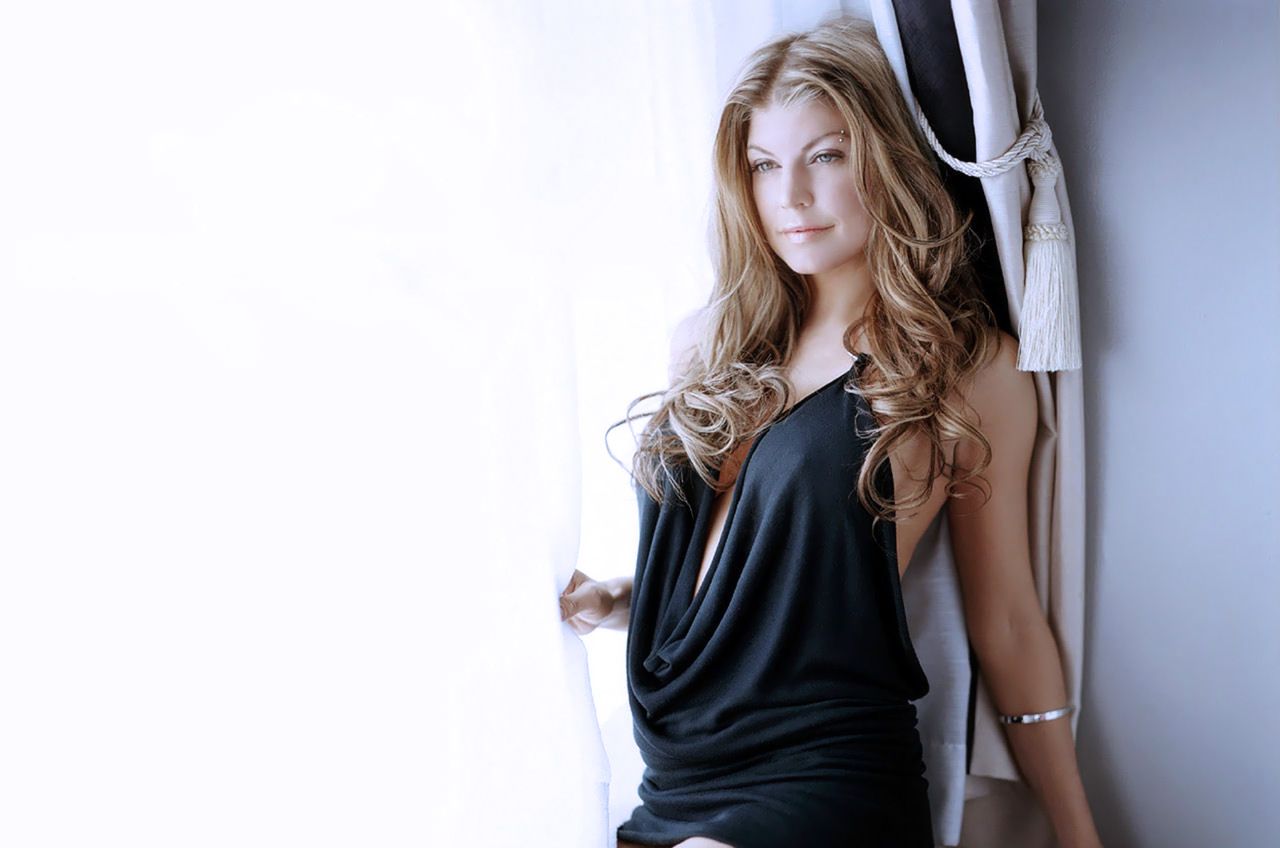 Fergie cantante seduta tavolo, 1600x1200 900p, Laptop