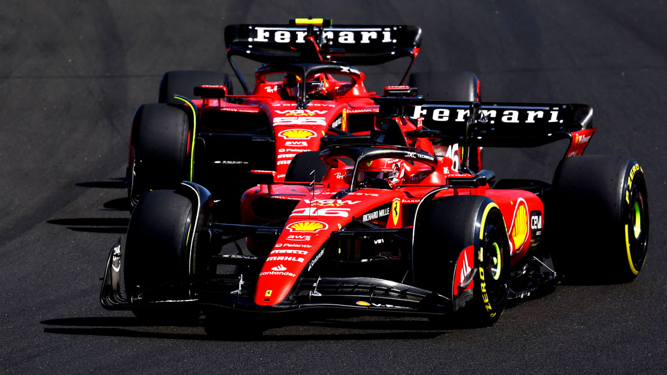 Monoposto Ferrari F1 in pista, 1316x740 HD, Desktop