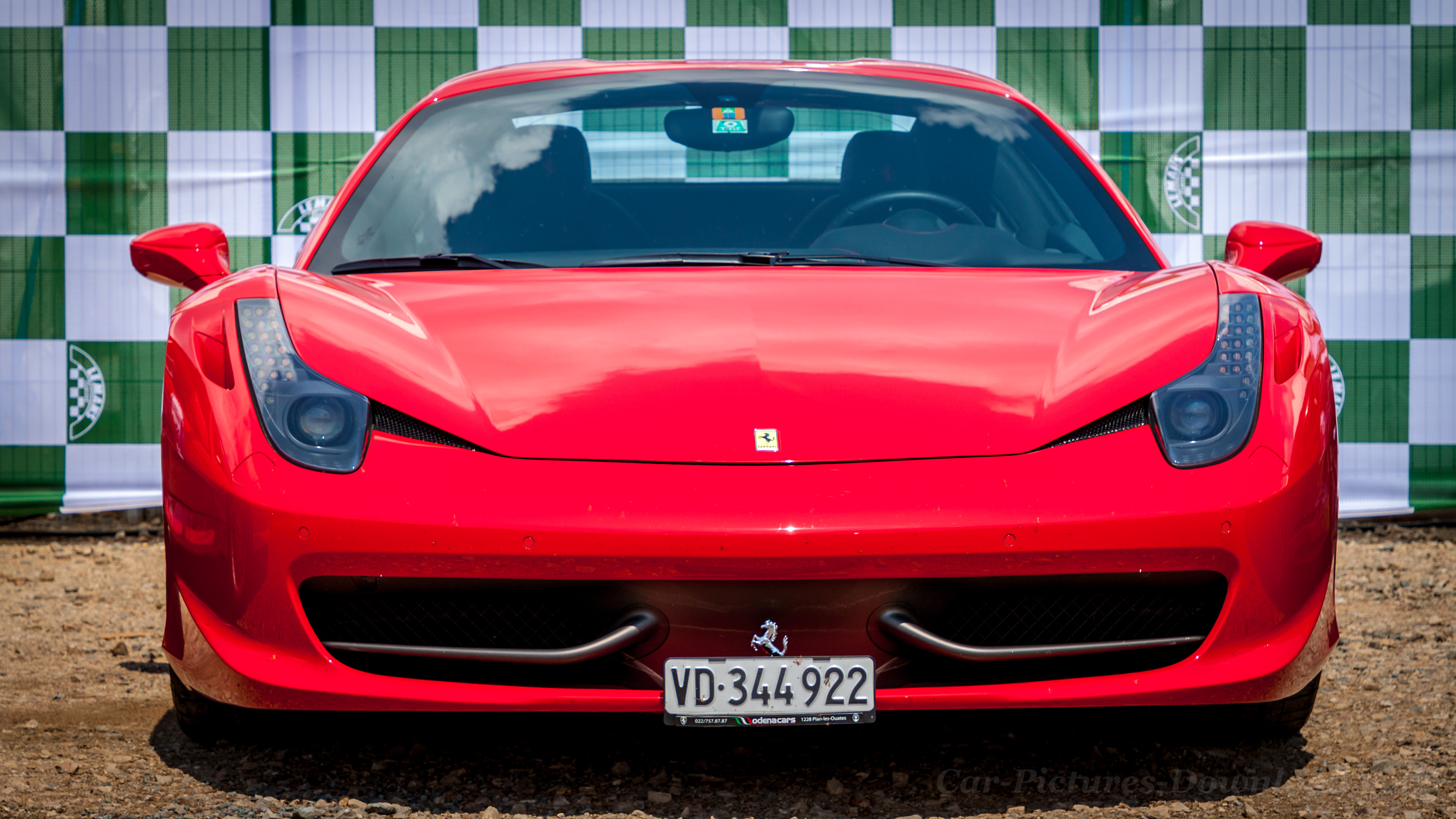 Ferrari rossa vista frontale, 3840x2160 4K, Desktop 4K