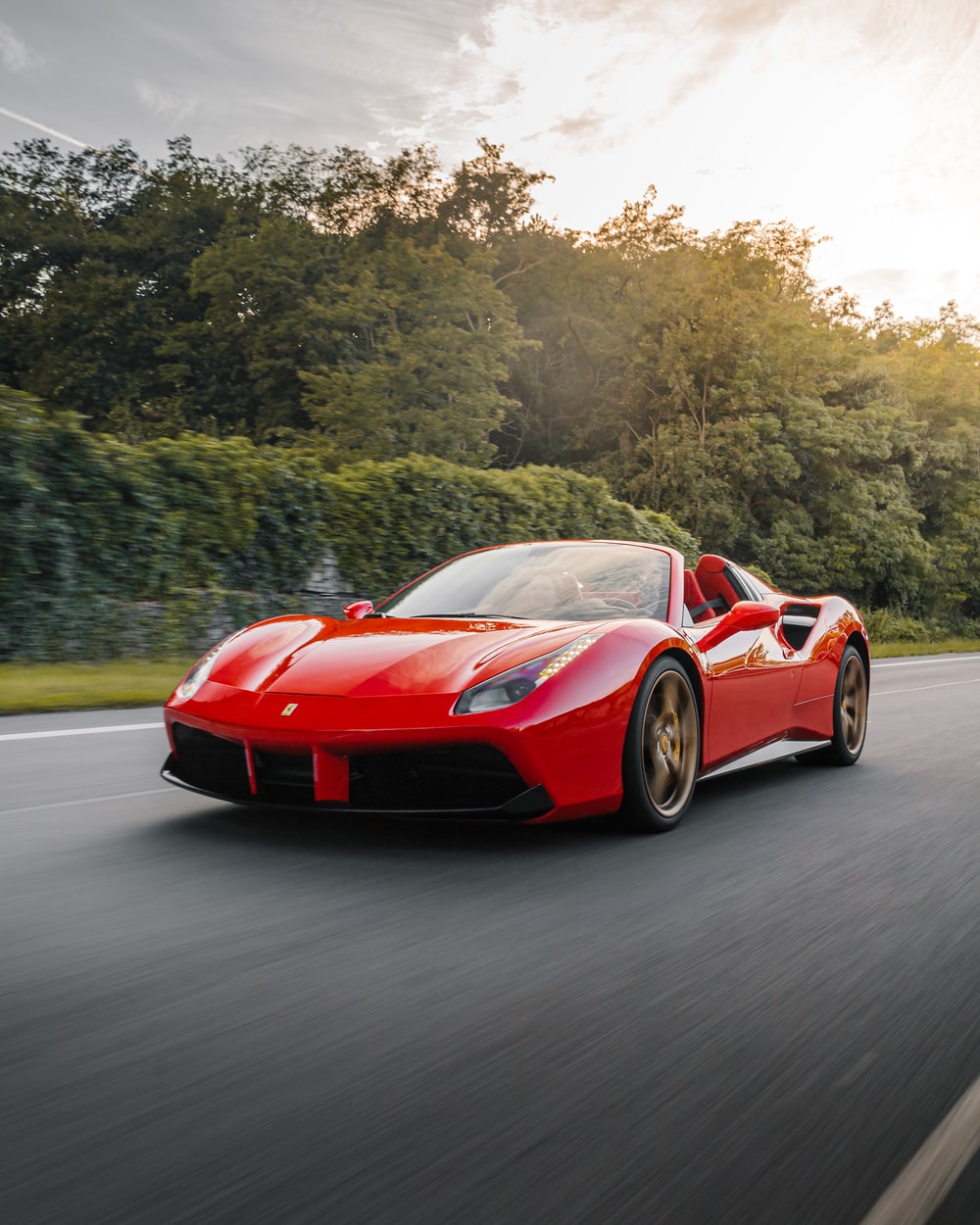 Ferrari rossa su strada, 1000x1250 Full HD Verticale, Google Pixel