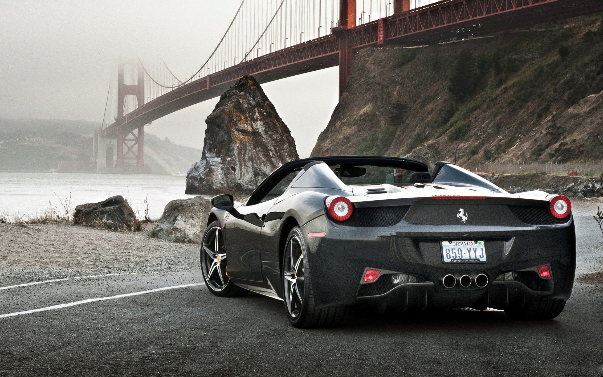 Ferrari nera Golden Gate, supercar italiana, 2560x1600 2K, Desktop