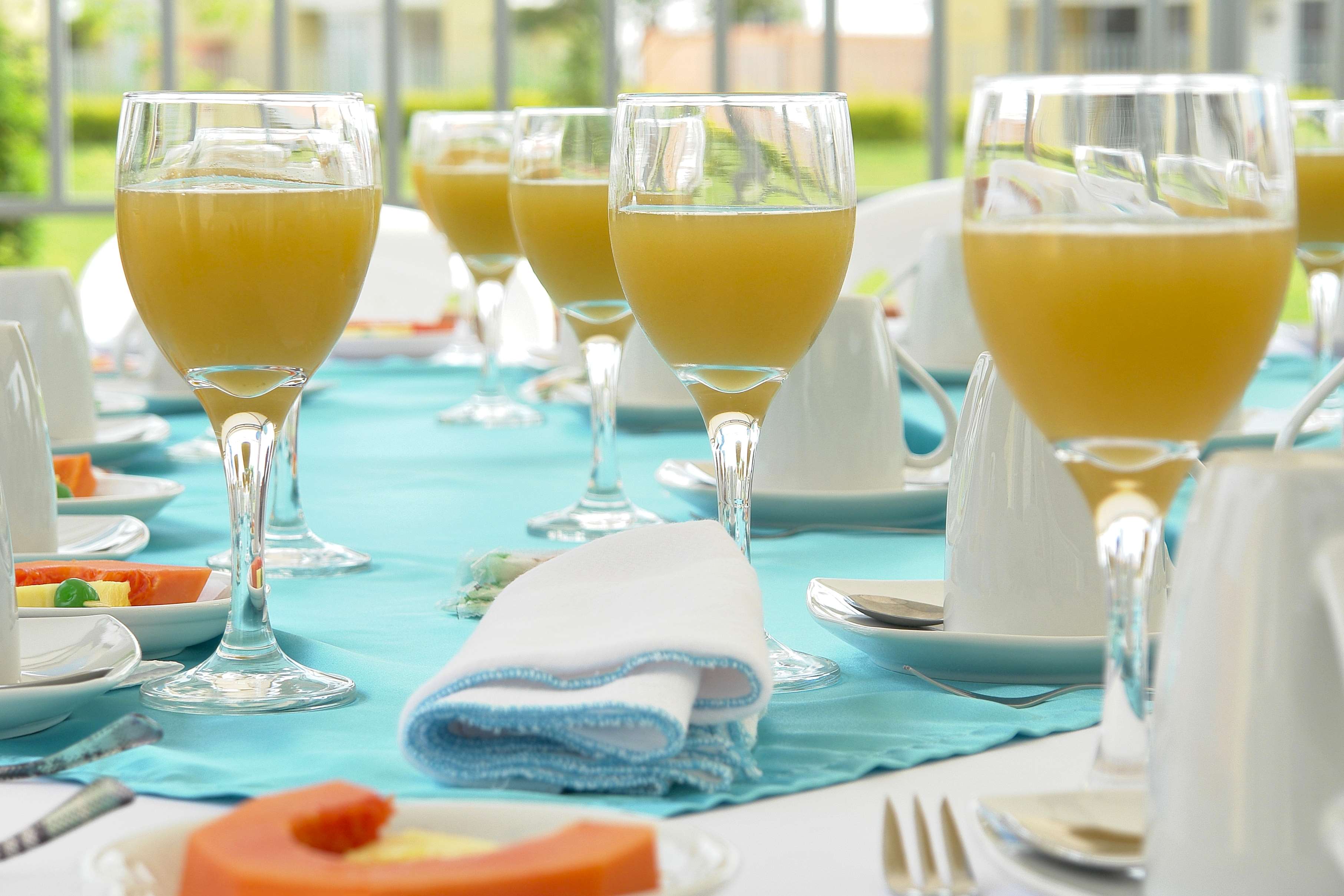 Bicchieri di succo su tavola festa, 3626x2418 2K+, Desktop