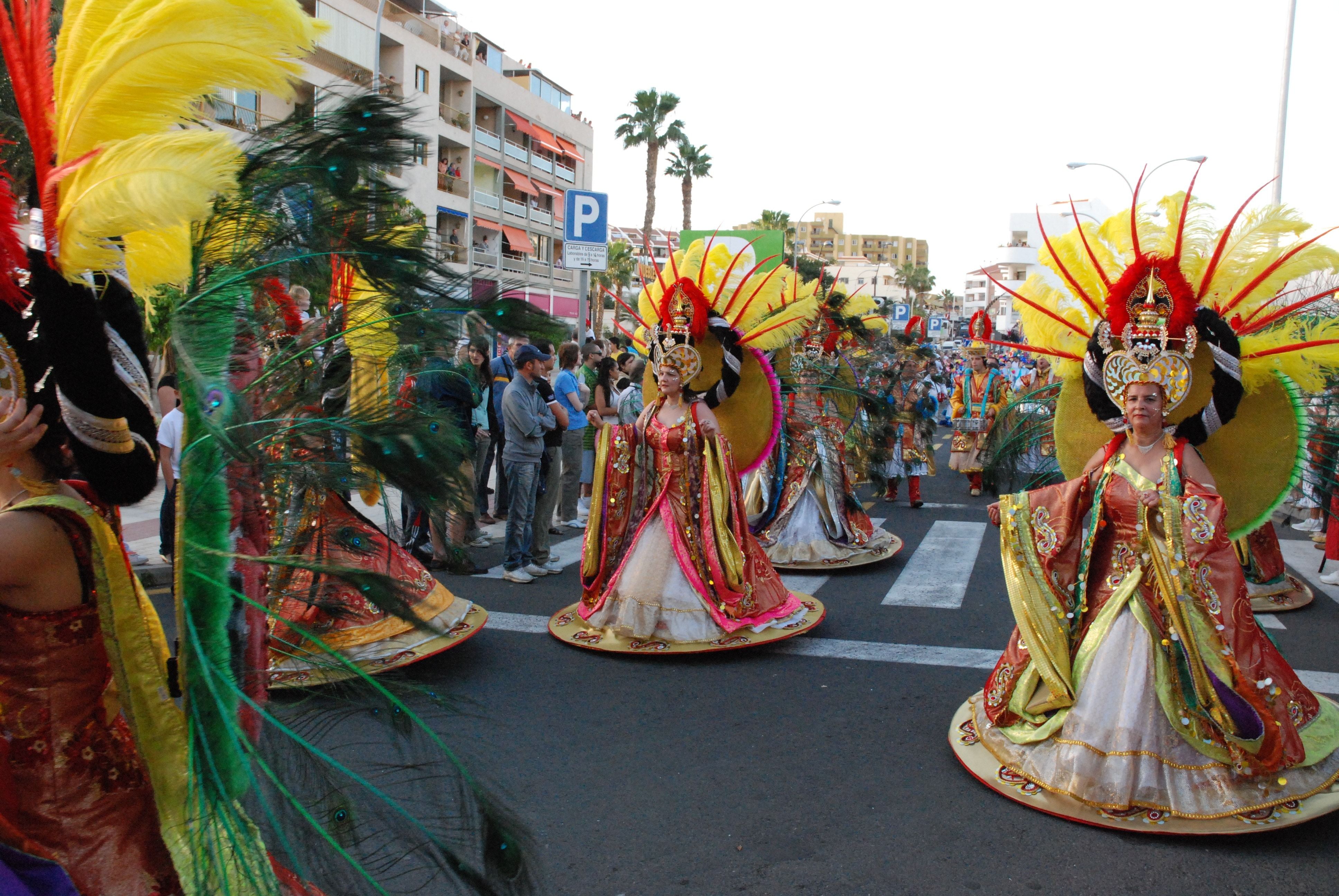 Sfilata carnevale costumi piumati colorati, 3872x2592 4K Ultra HD, Monitor 4K