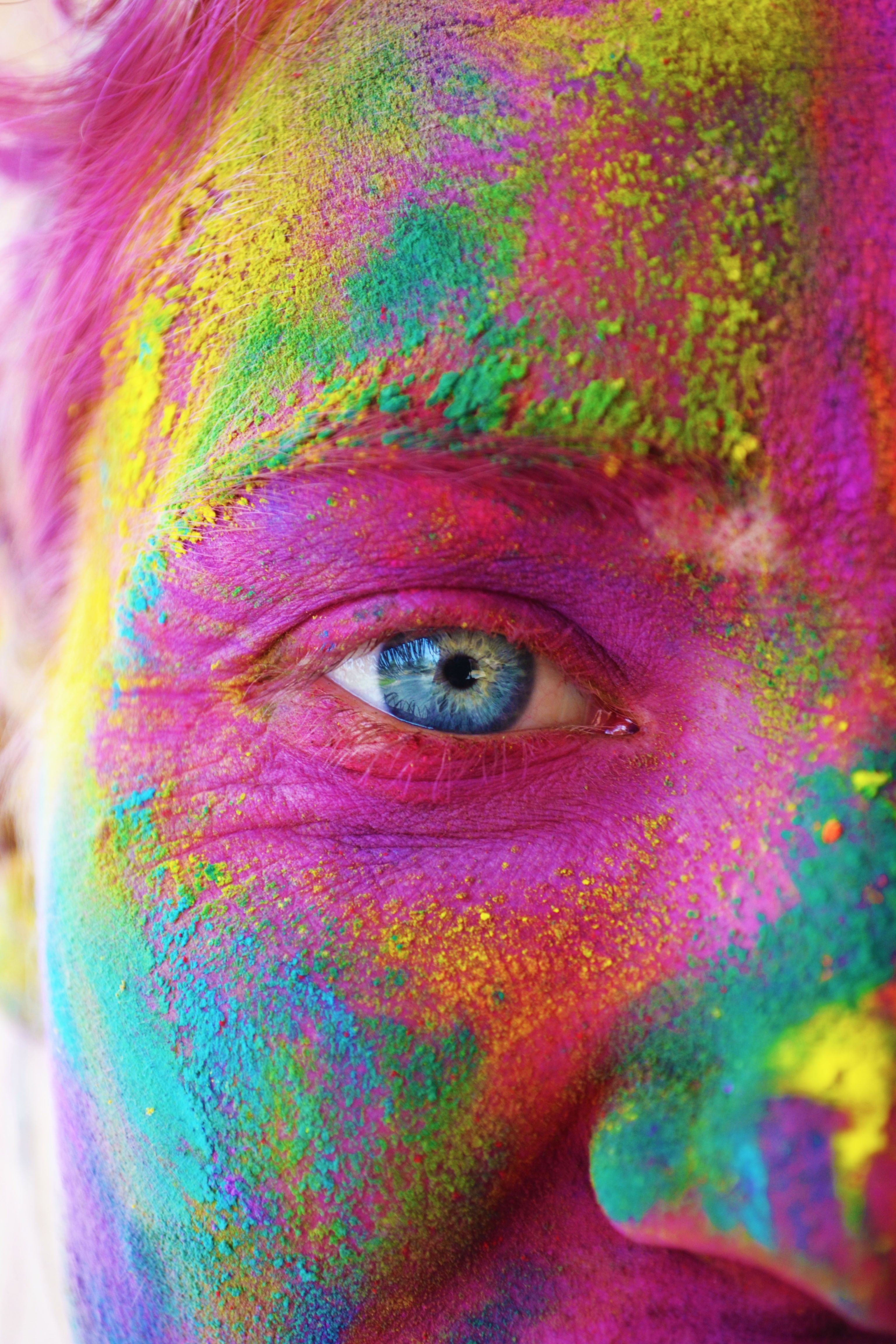 Volto coperto polvere colorata Holi, 3072x4608 Verticale, Telefono