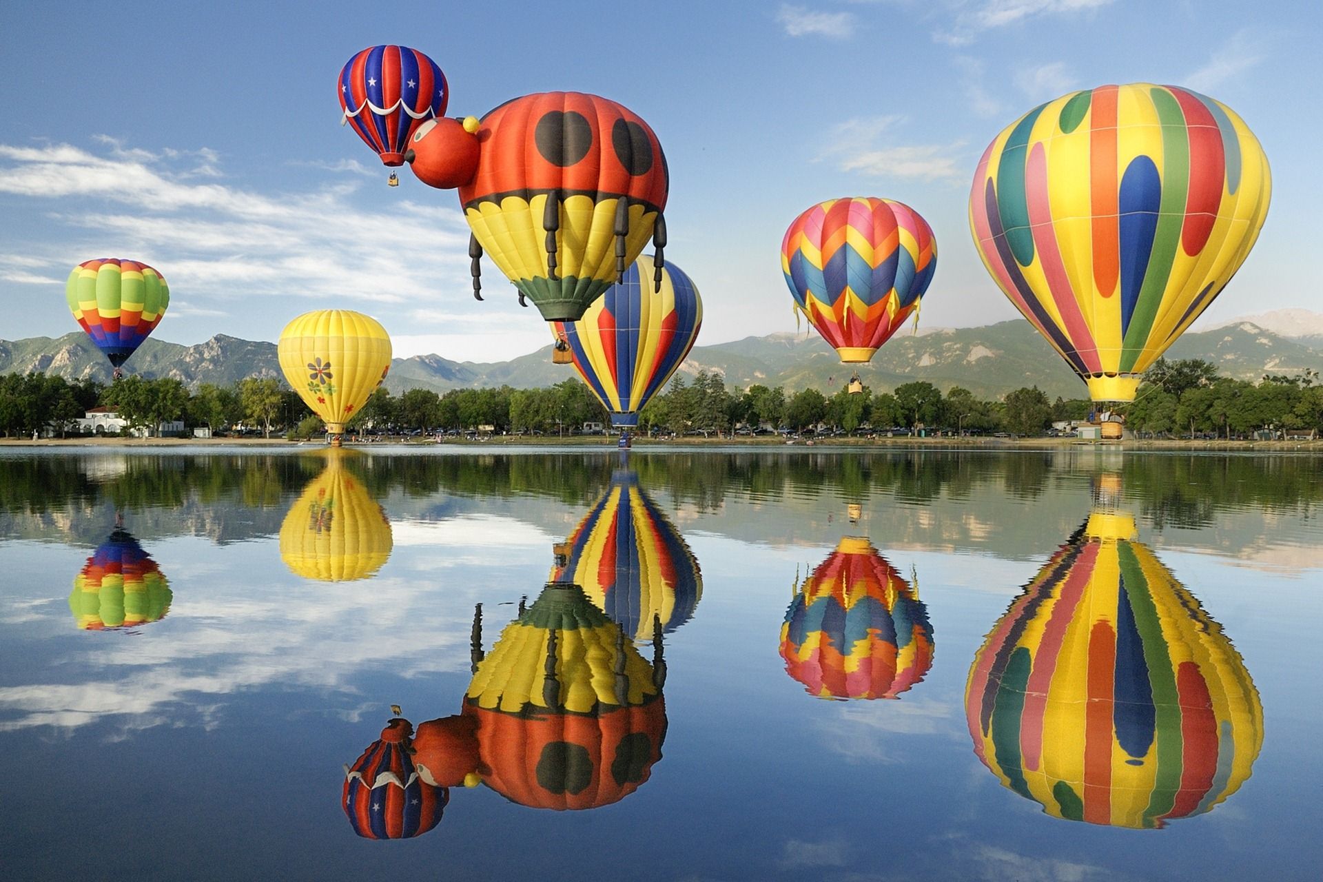 Mongolfiere colorate riflesse su lago, 1920x1280 WUXGA, PC