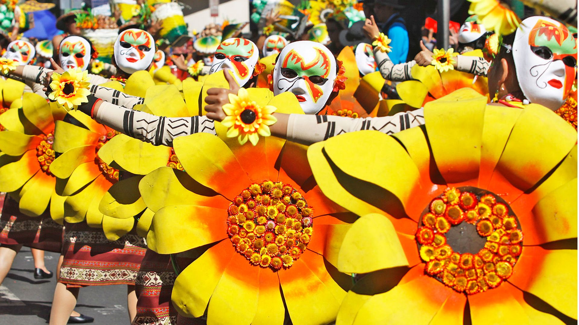Festival filippino con costumi girasole, 1920x1080 Full HD, Laptop