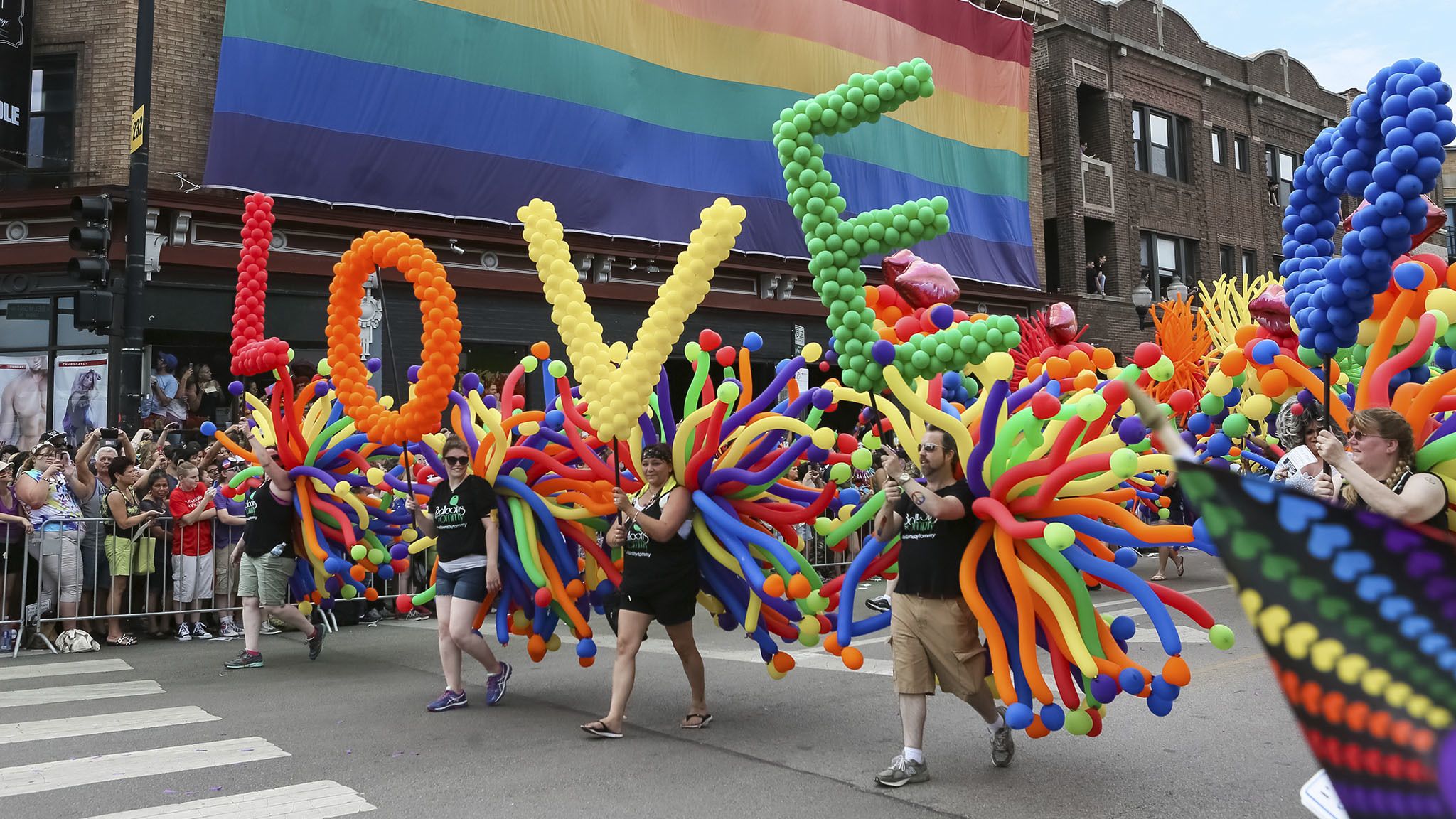 Parata Pride palloncini colorati LOVE, 2048x1152 Hi-Res, iMac