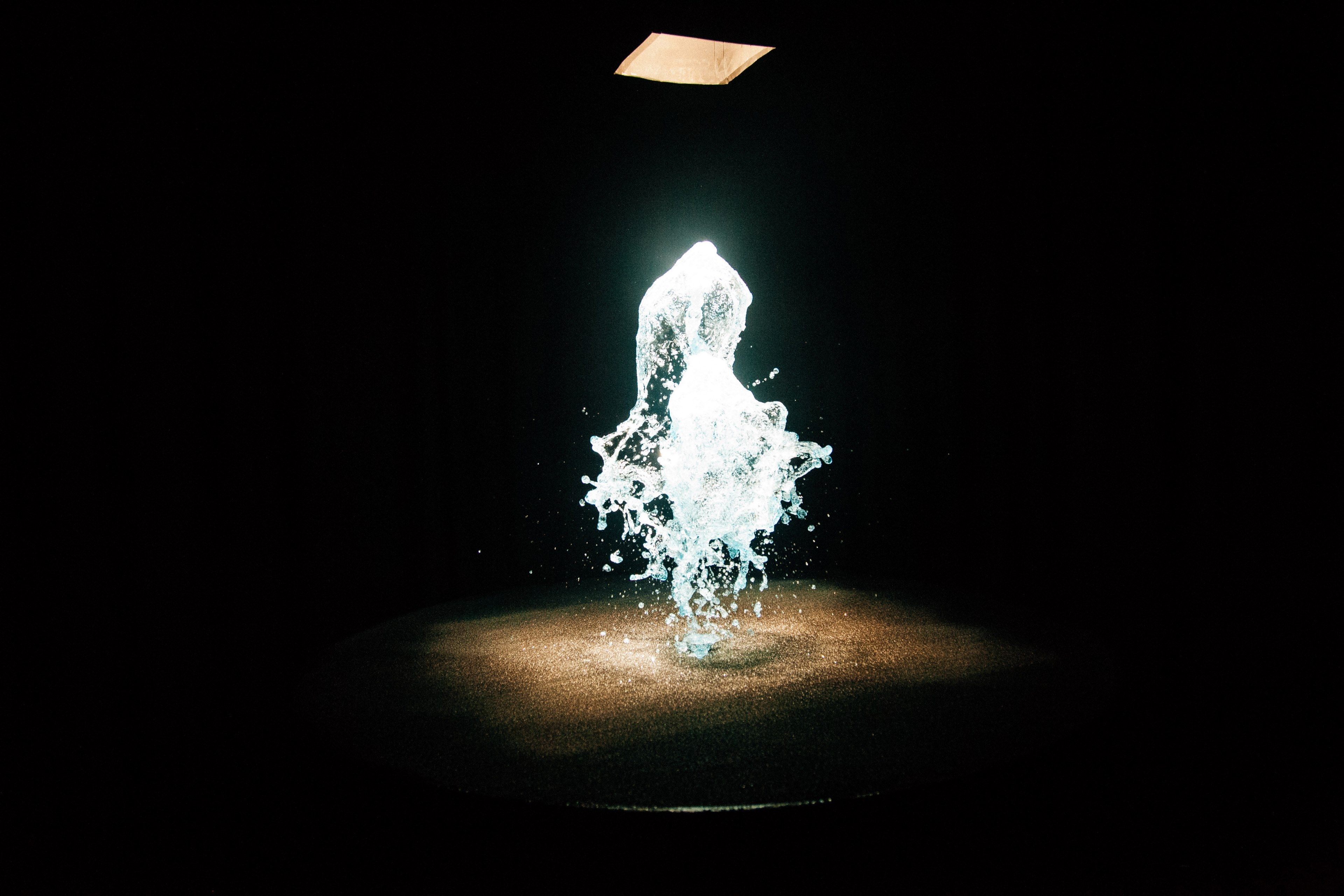 Fontana d'acqua illuminata al buio, 3840x2560 Ultra HD, 4K TV