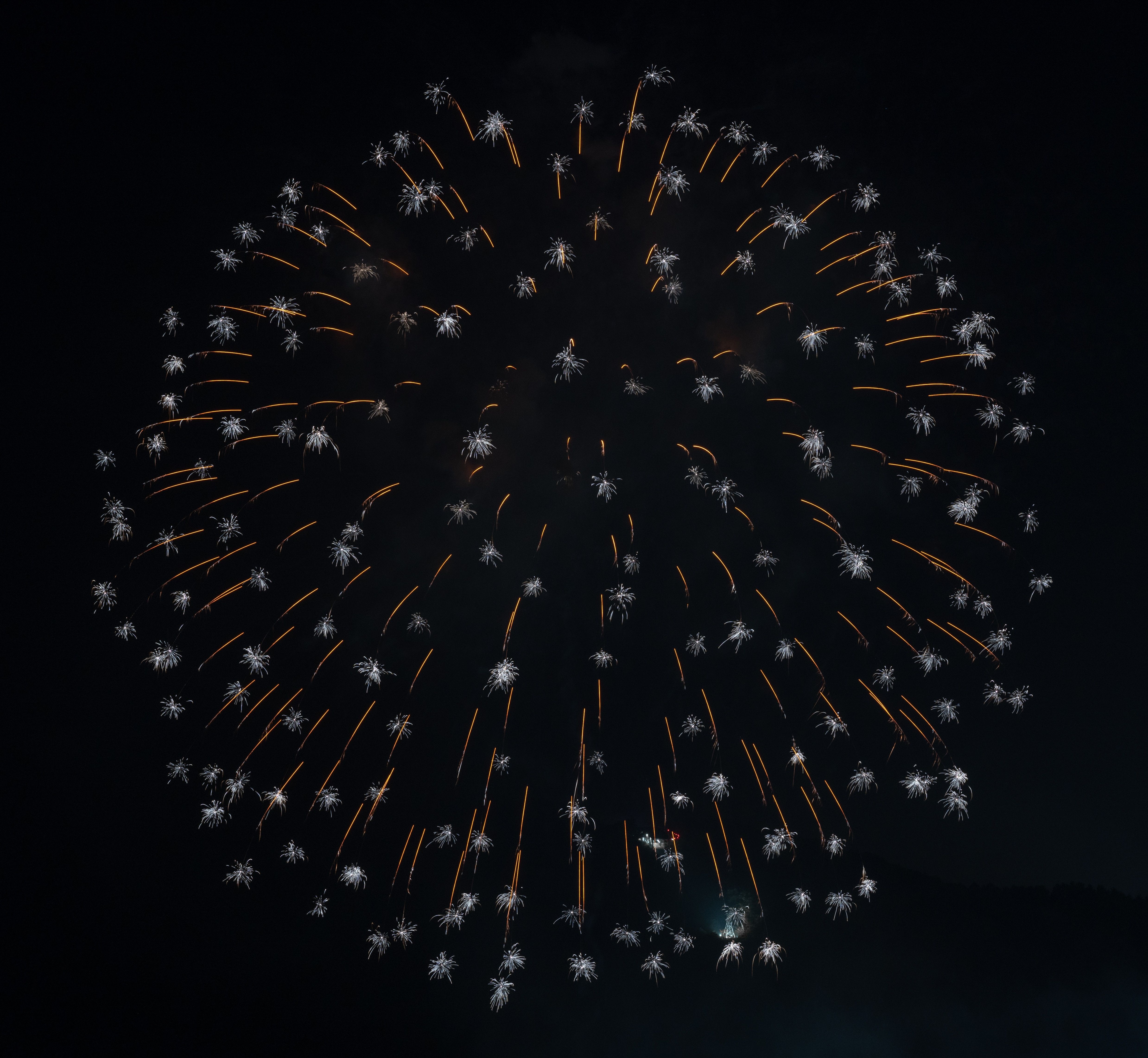 Fuochi d'artificio bianchi su nero, 4954x4564 UHD, Monitor 4K