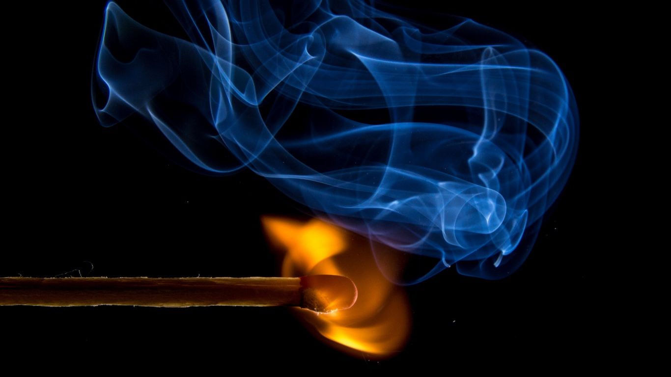 Fiammifero acceso fumo blu, 1366x768 720p, PC