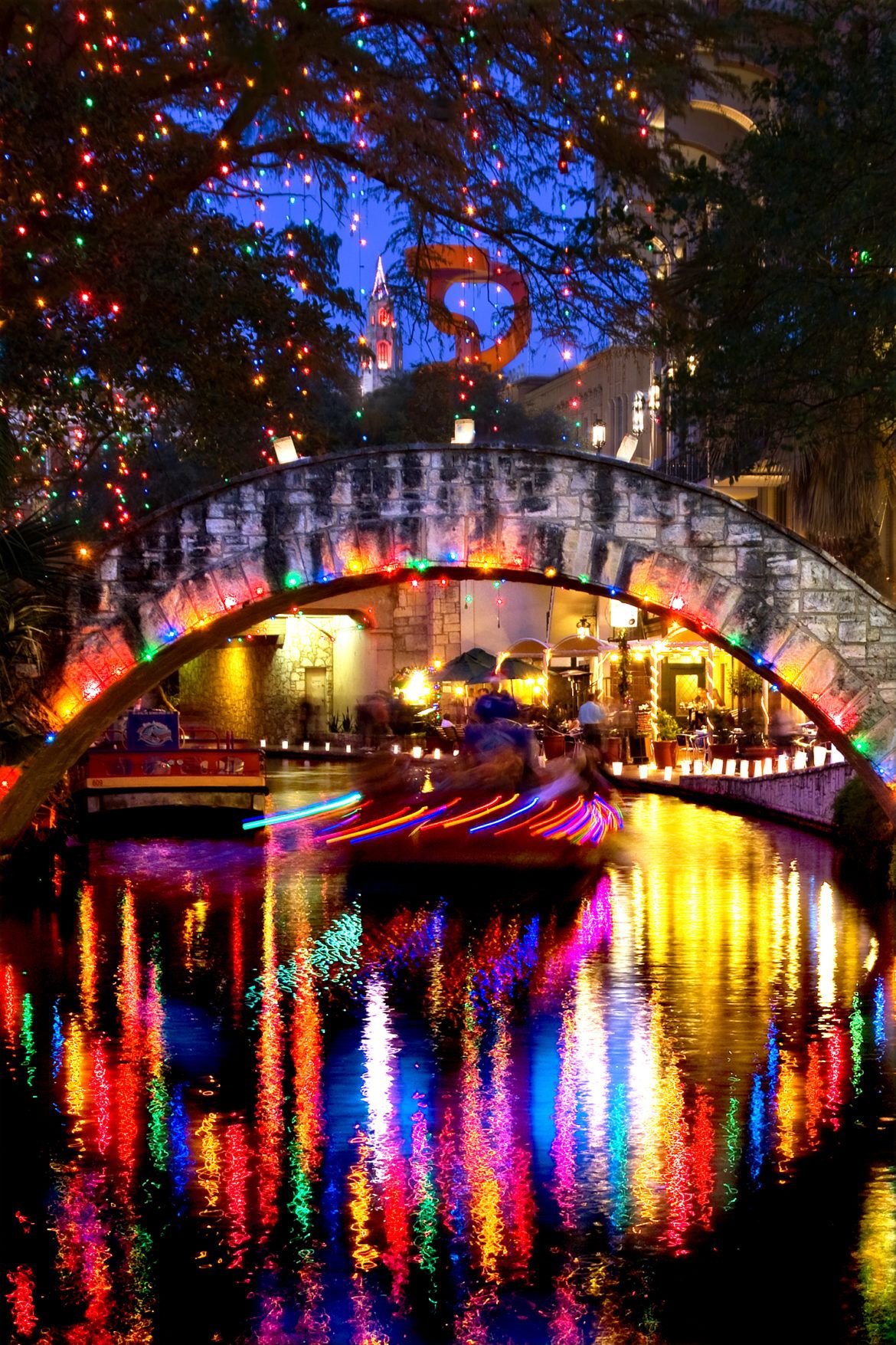 Ponte illuminato con luci colorate su canale, 1170x1755 Verticale, POCO