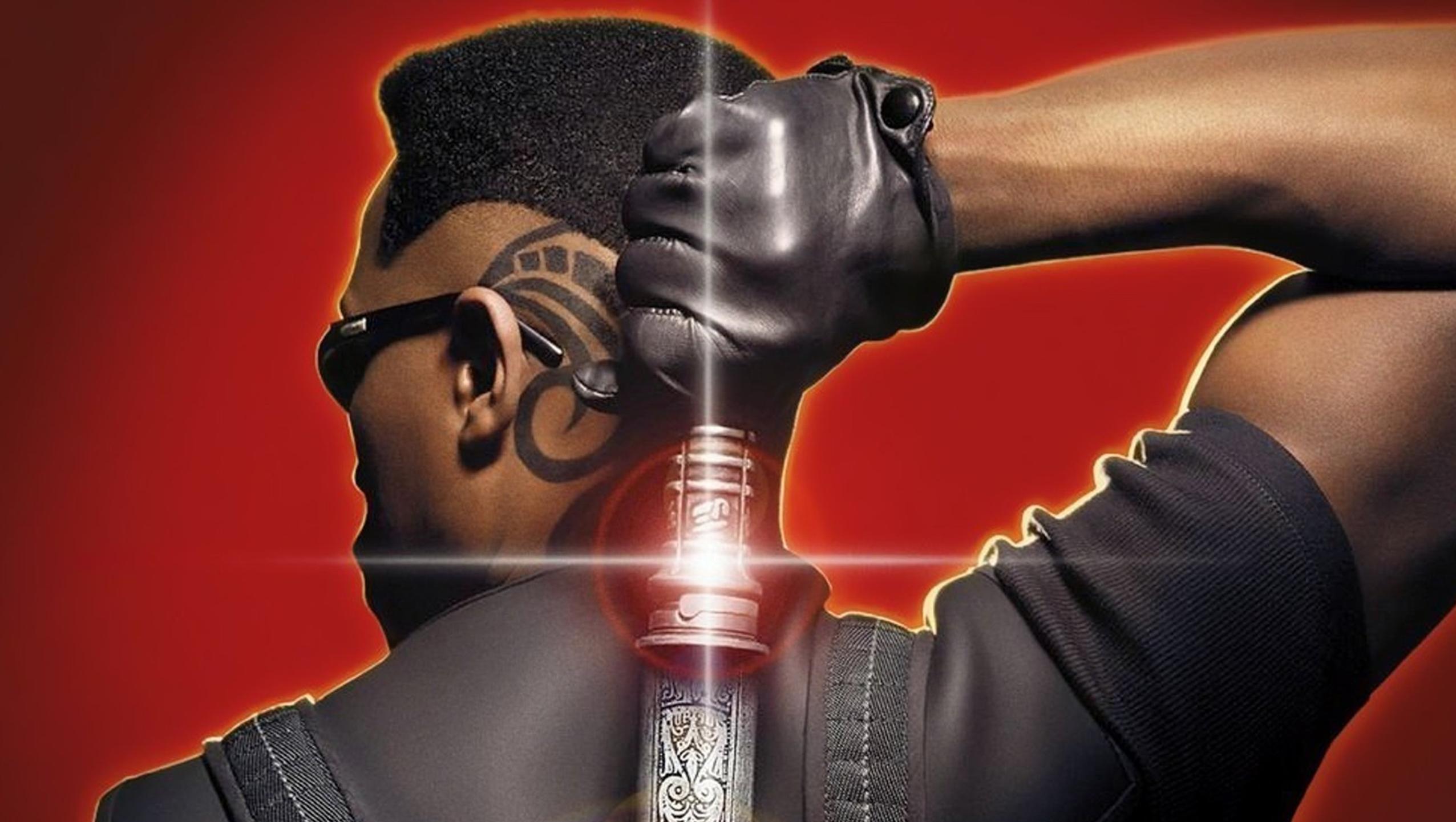 Blade con spada su rosso, 2552x1442 Hi-Res, PC