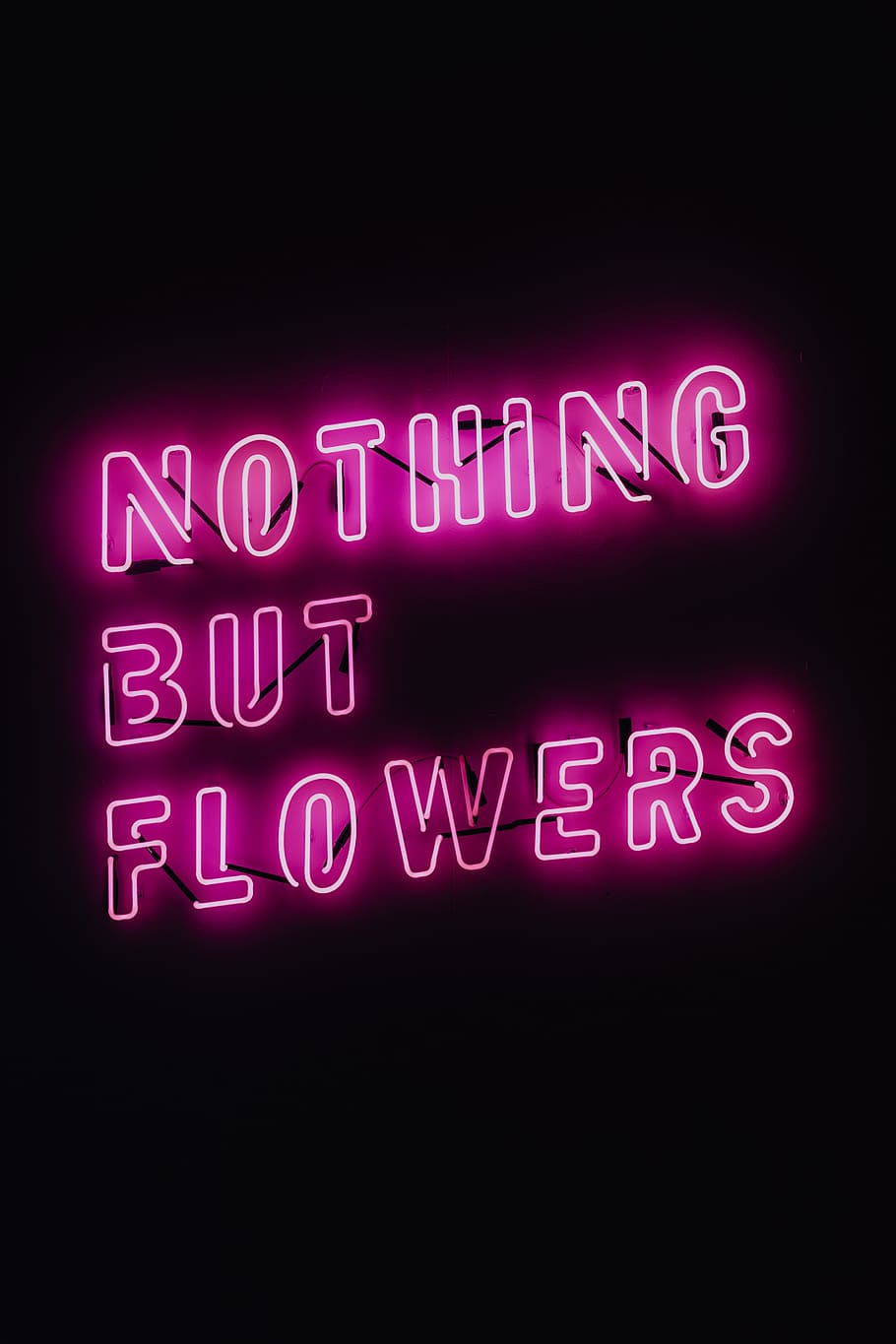 Donna con t-shirt fiori neon, 1220x1745 Verticale, Mobile