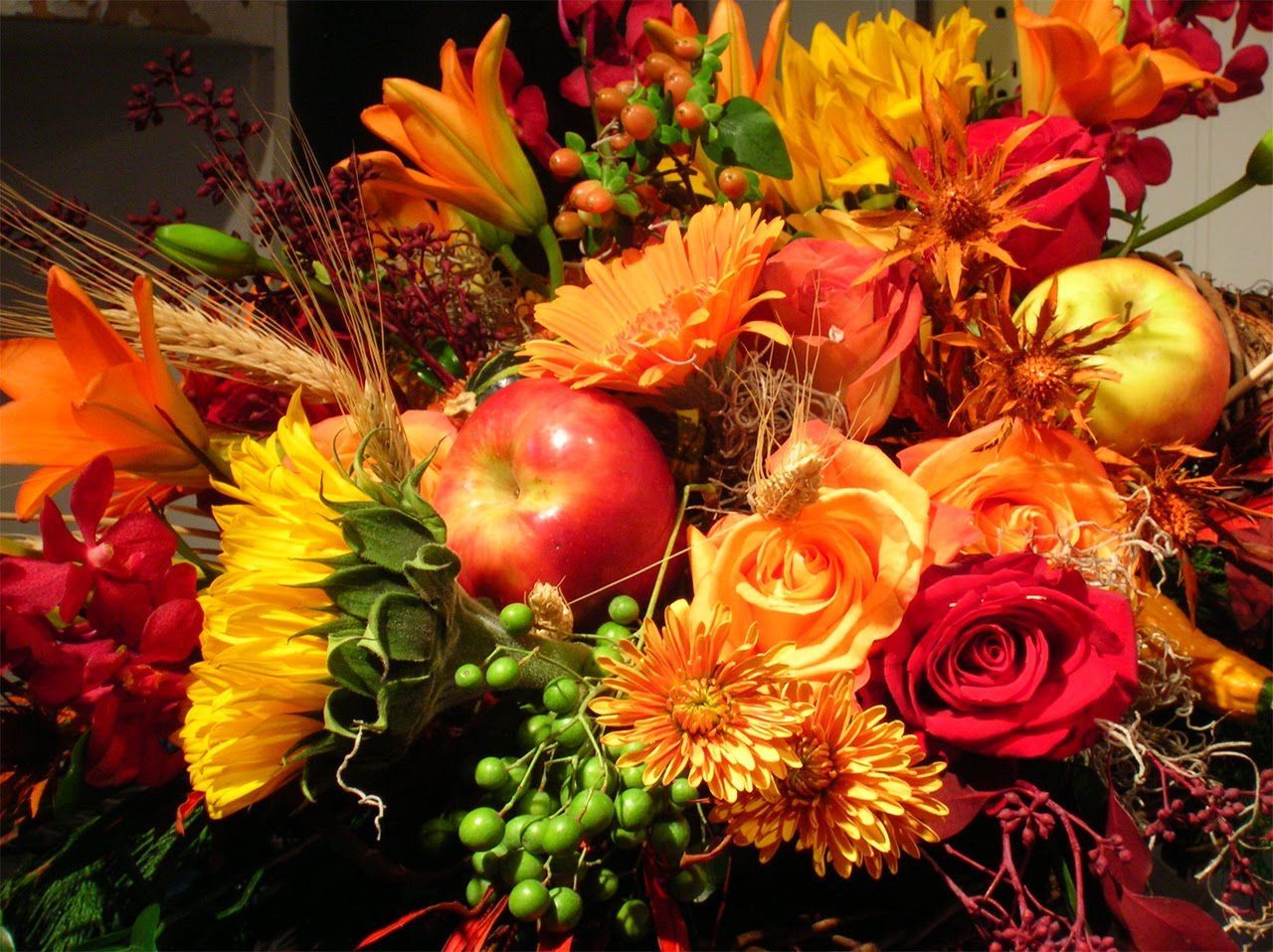 Fiori autunnali arancioni e mele, 1280x958 HD, Desktop