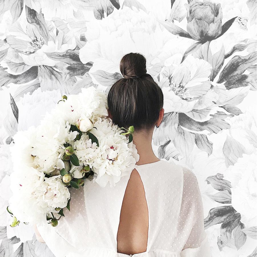 Donna con bouquet peonie grigie, 900x900 HD, Desktop