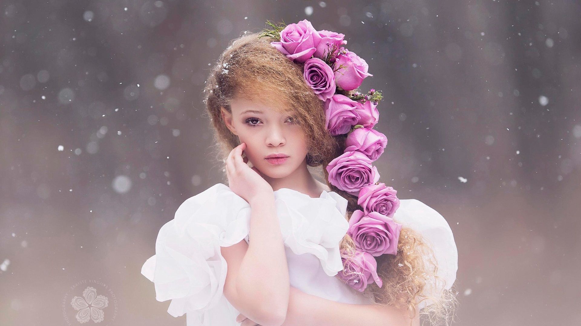 Bambina con rose rosa tra i capelli, 1920x1080 Full HD, PC
