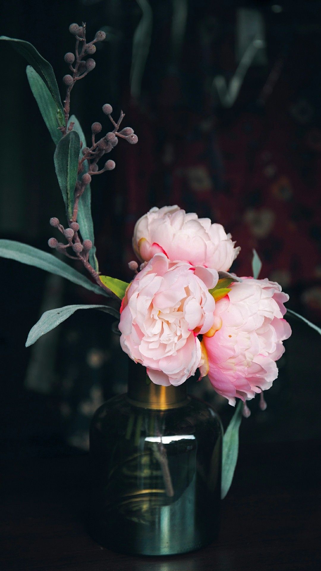 Peonie rosa in vaso scuro, 1080x1920 Verticale, Mobile