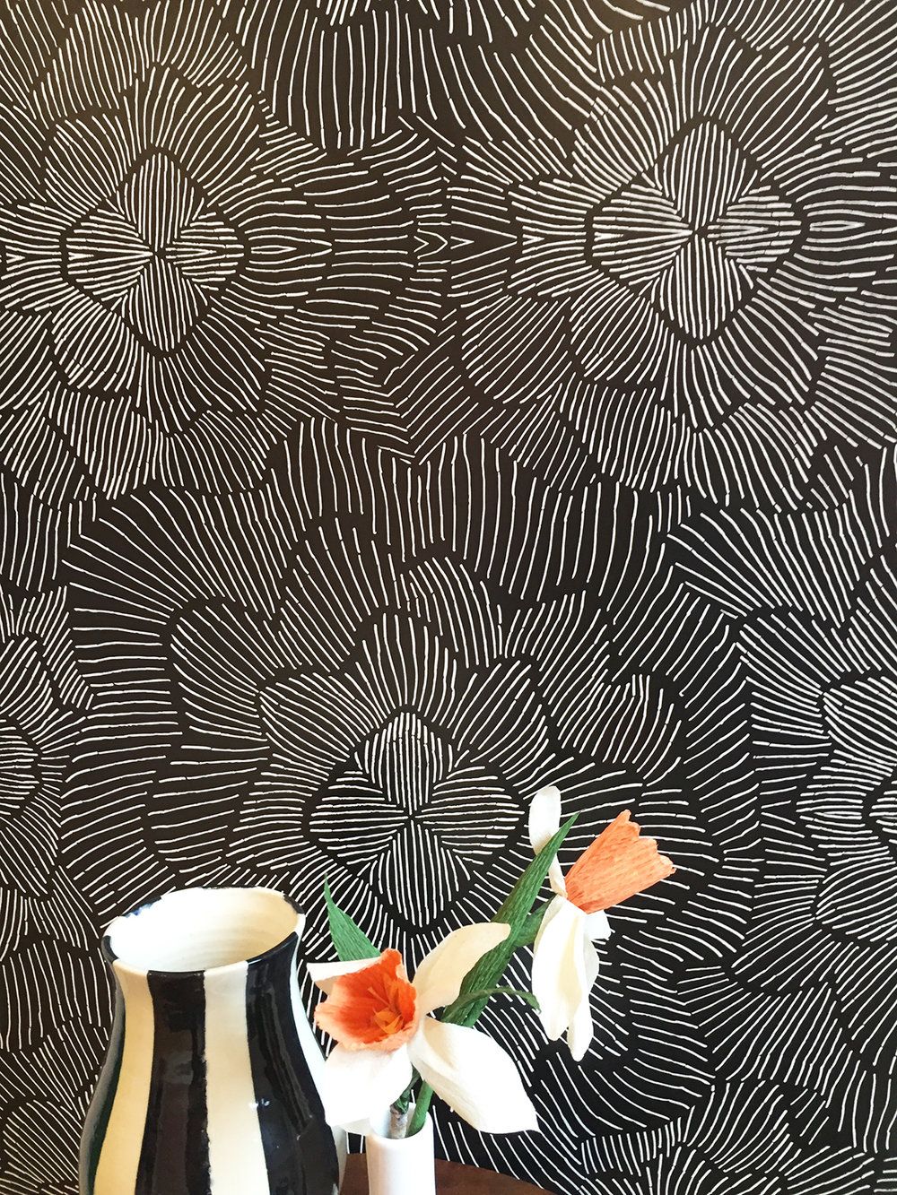 Fiori a righe su nero, 1000x1333 Verticale, Mobile