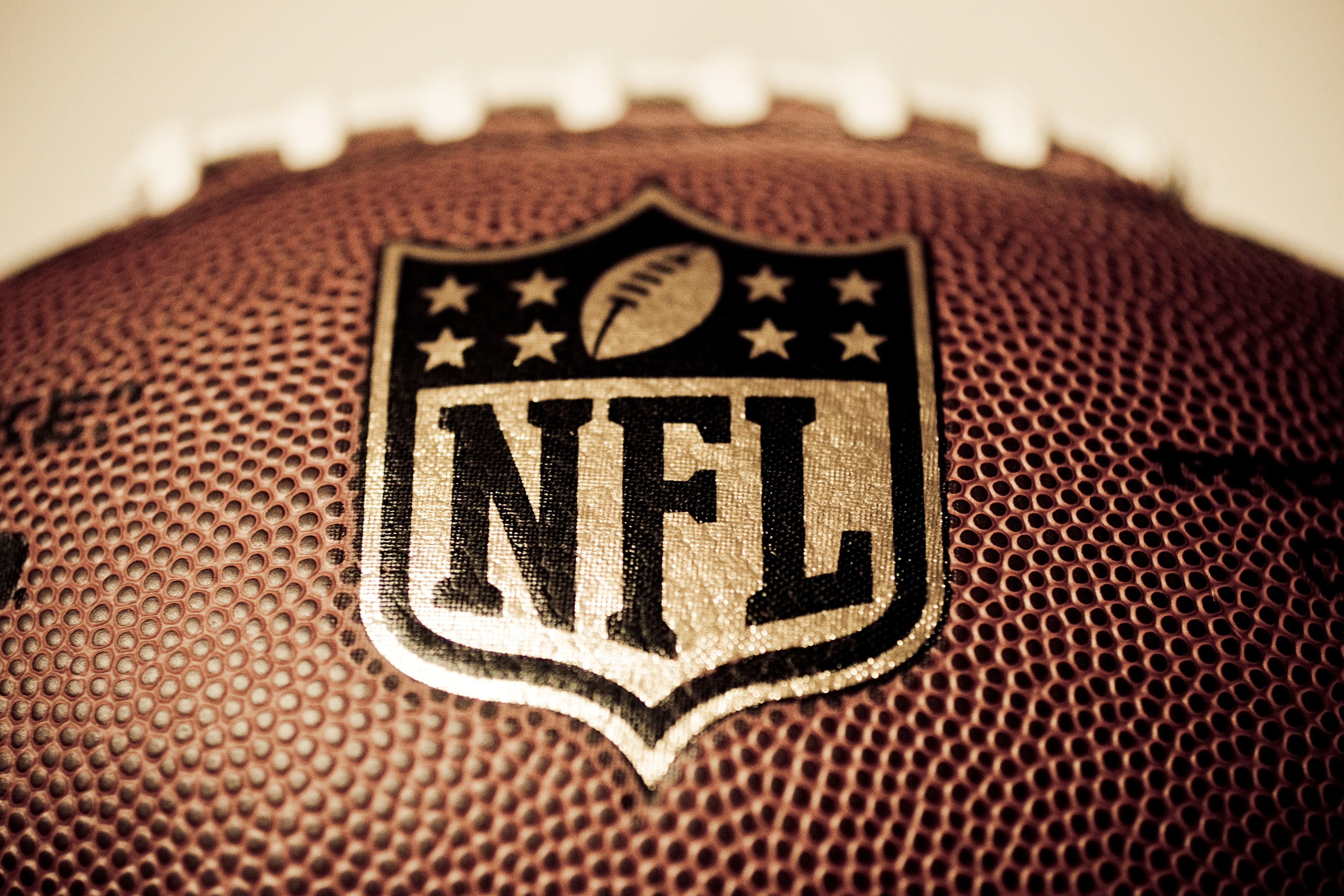 Pallone NFL con logo, 5071x3380 Ultra HD, 4K TV
