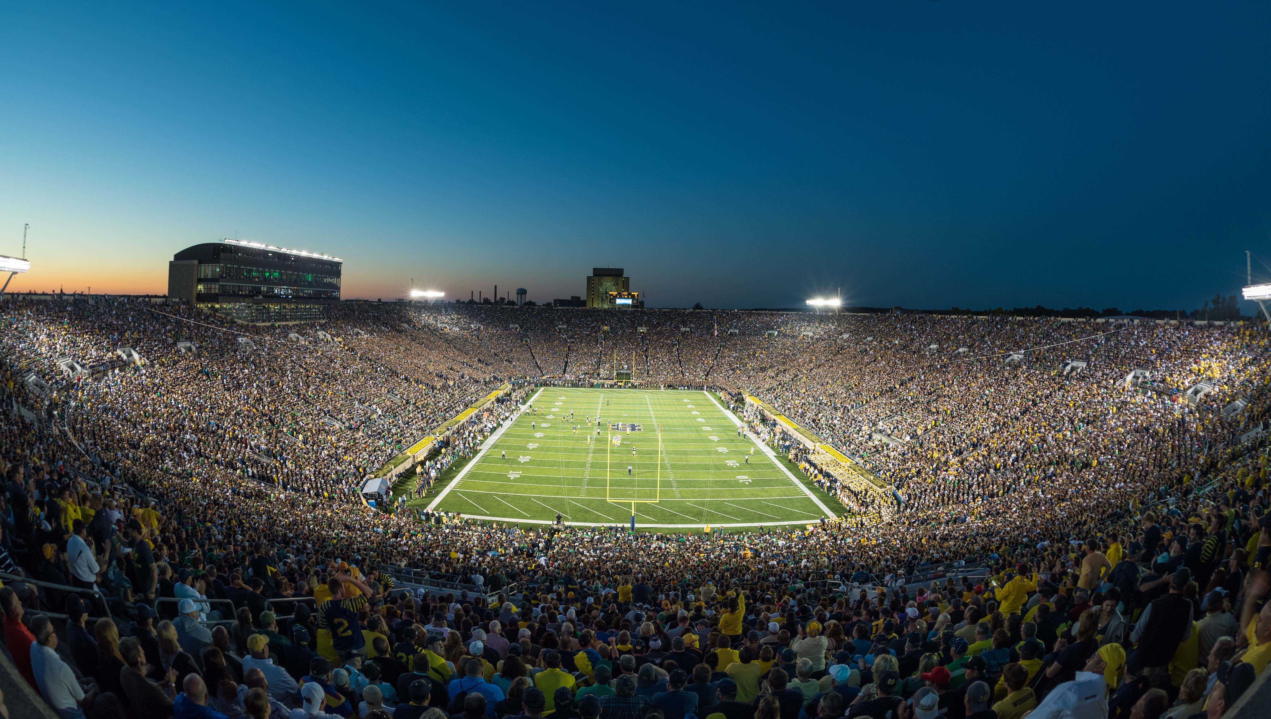 Stadio football notturno affollato, 4415x2500 4K, Desktop 4K