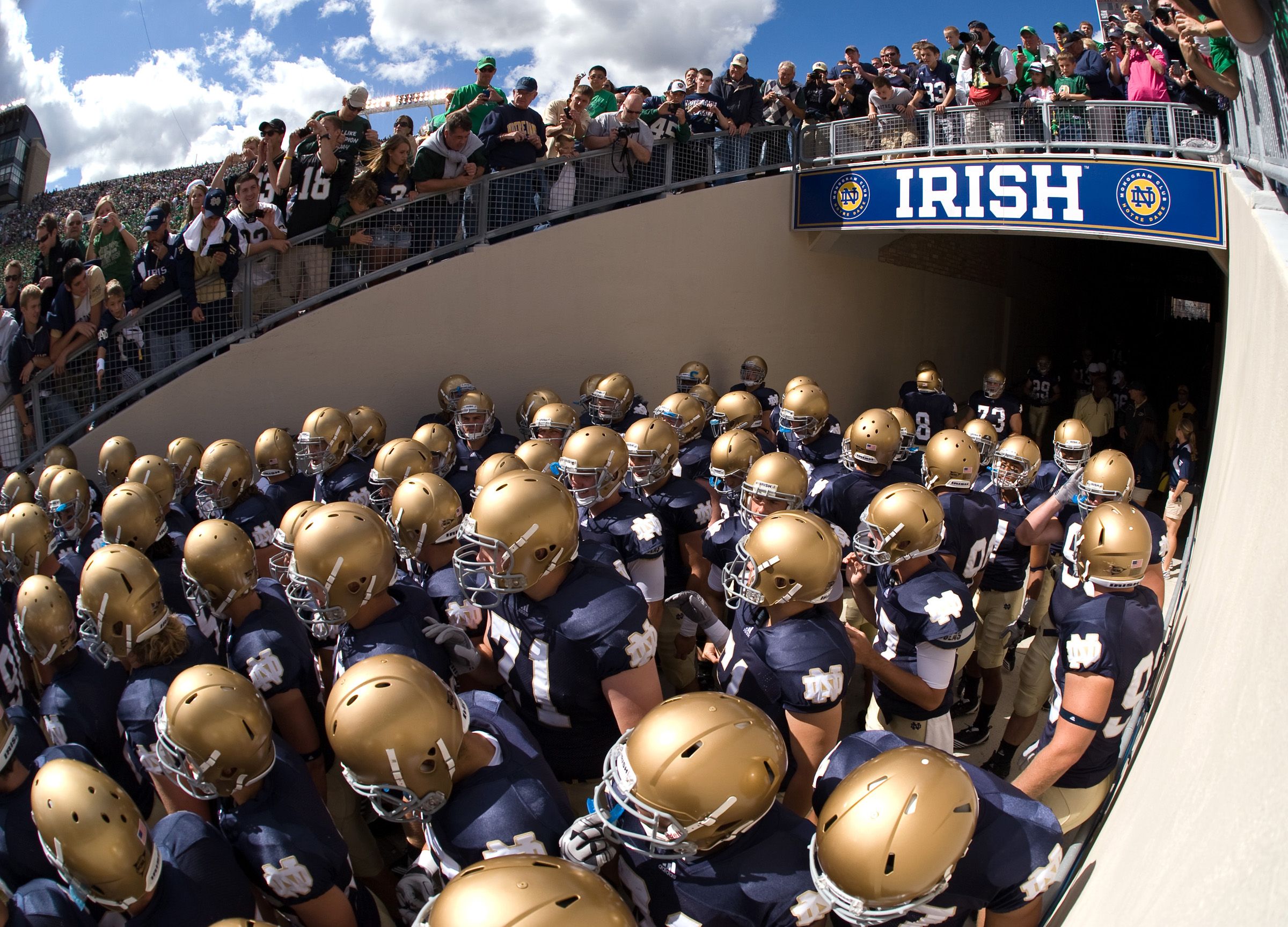 Casco dorato Notre Dame football, 1324x810 HD, Desktop