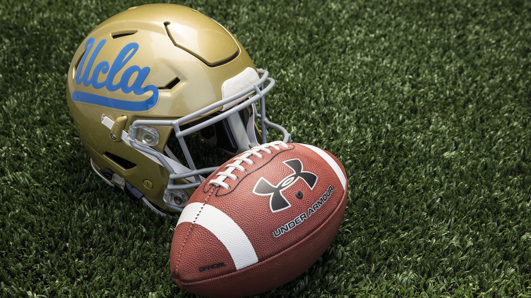 Casco UCLA Bruins e pallone, 2048x1152 Hi-Res, Desktop