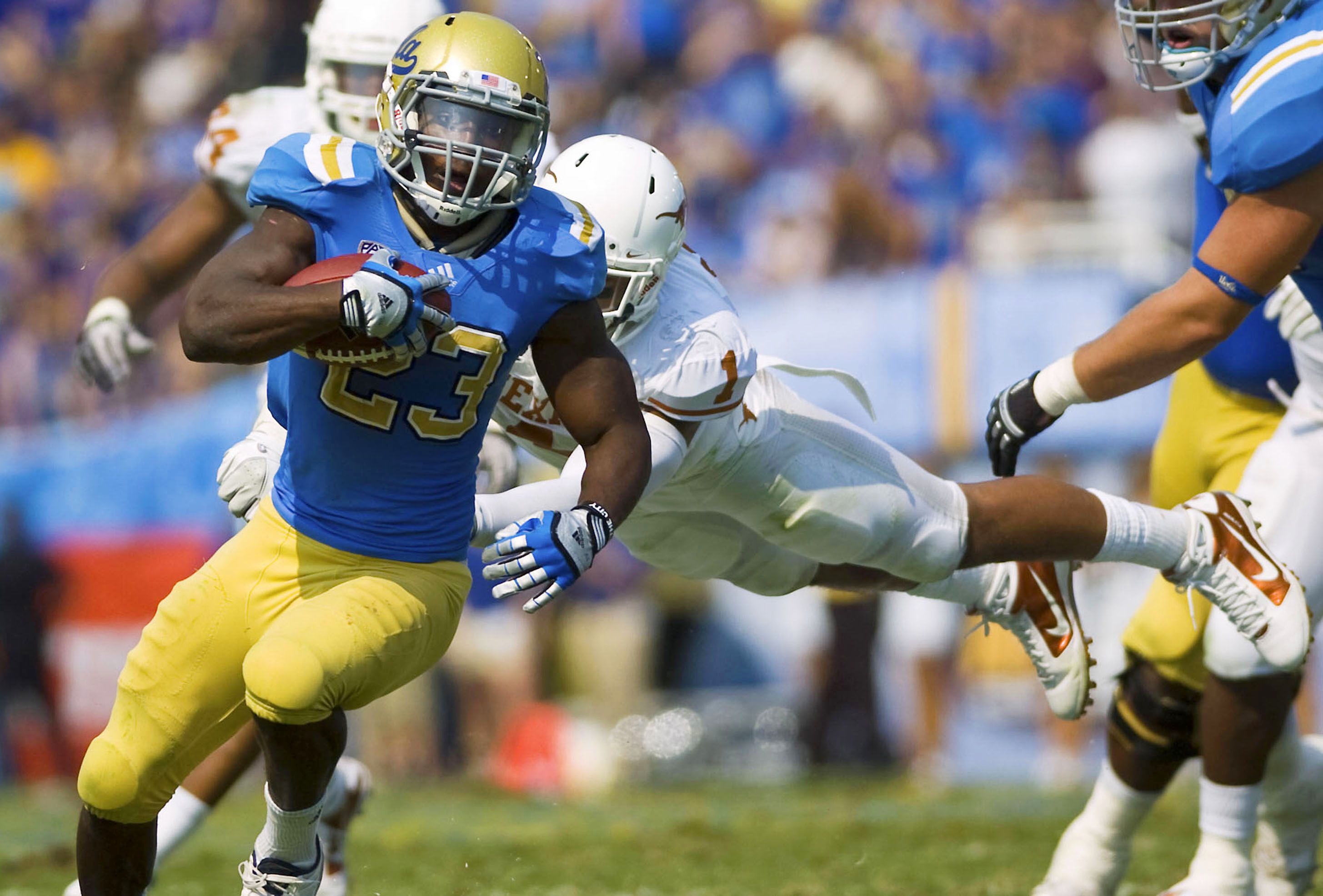 Giocatore football UCLA con pallone, UCLA Bruins, 2910x1971 WQXGA, Desktop