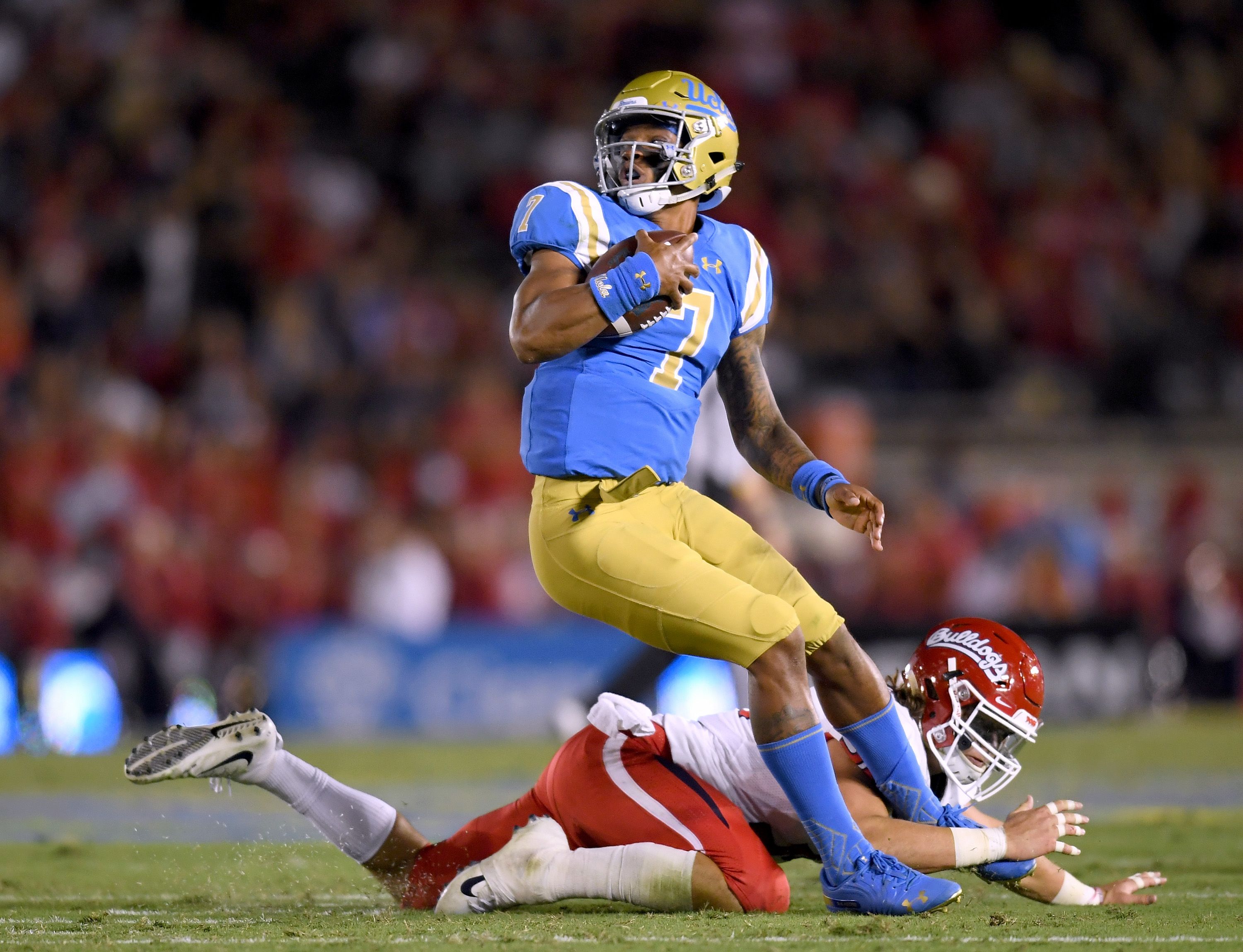 Giocatore football UCLA in azione, 3000x2296 WQXGA, PC