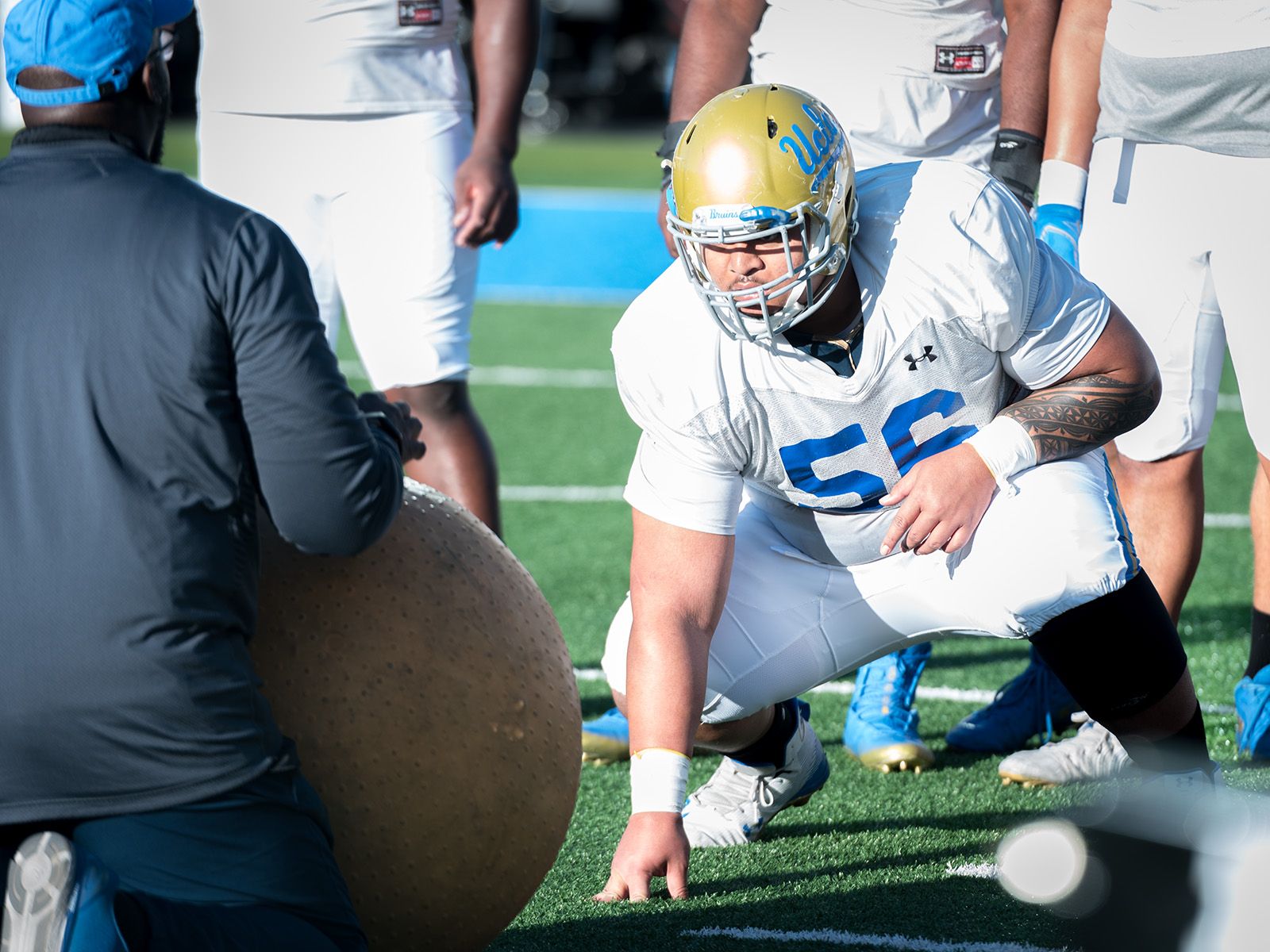 Giocatore football UCLA in campo, 1600x1200 HD, Desktop