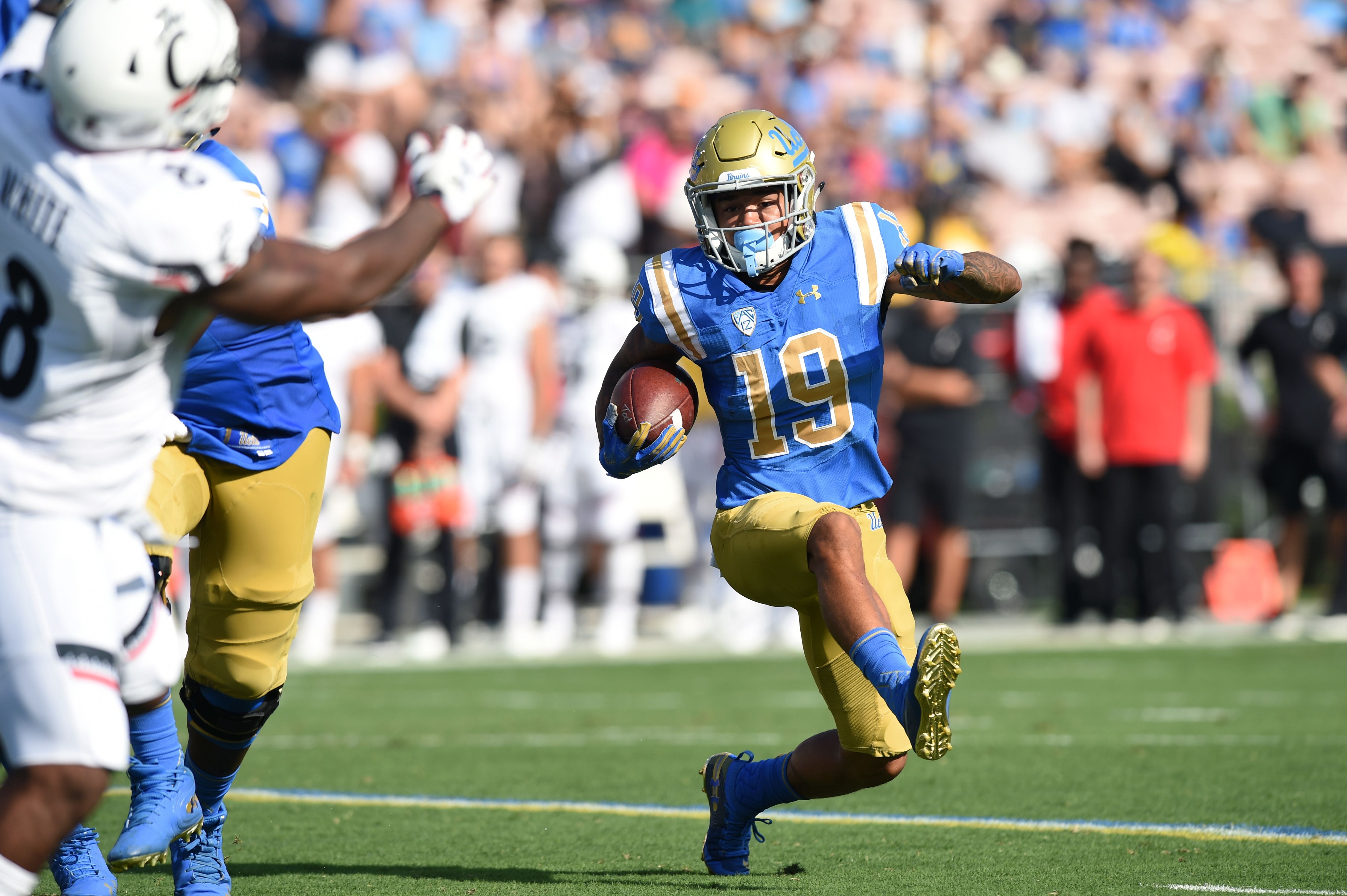 Giocatore football UCLA in campo, 4928x3280 Ultra HD, Monitor 4K