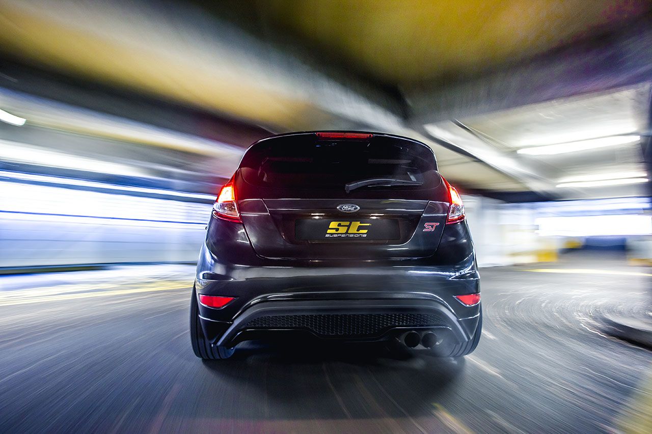 Ford Fiesta ST nera, garage, 1280x853 HD, Desktop